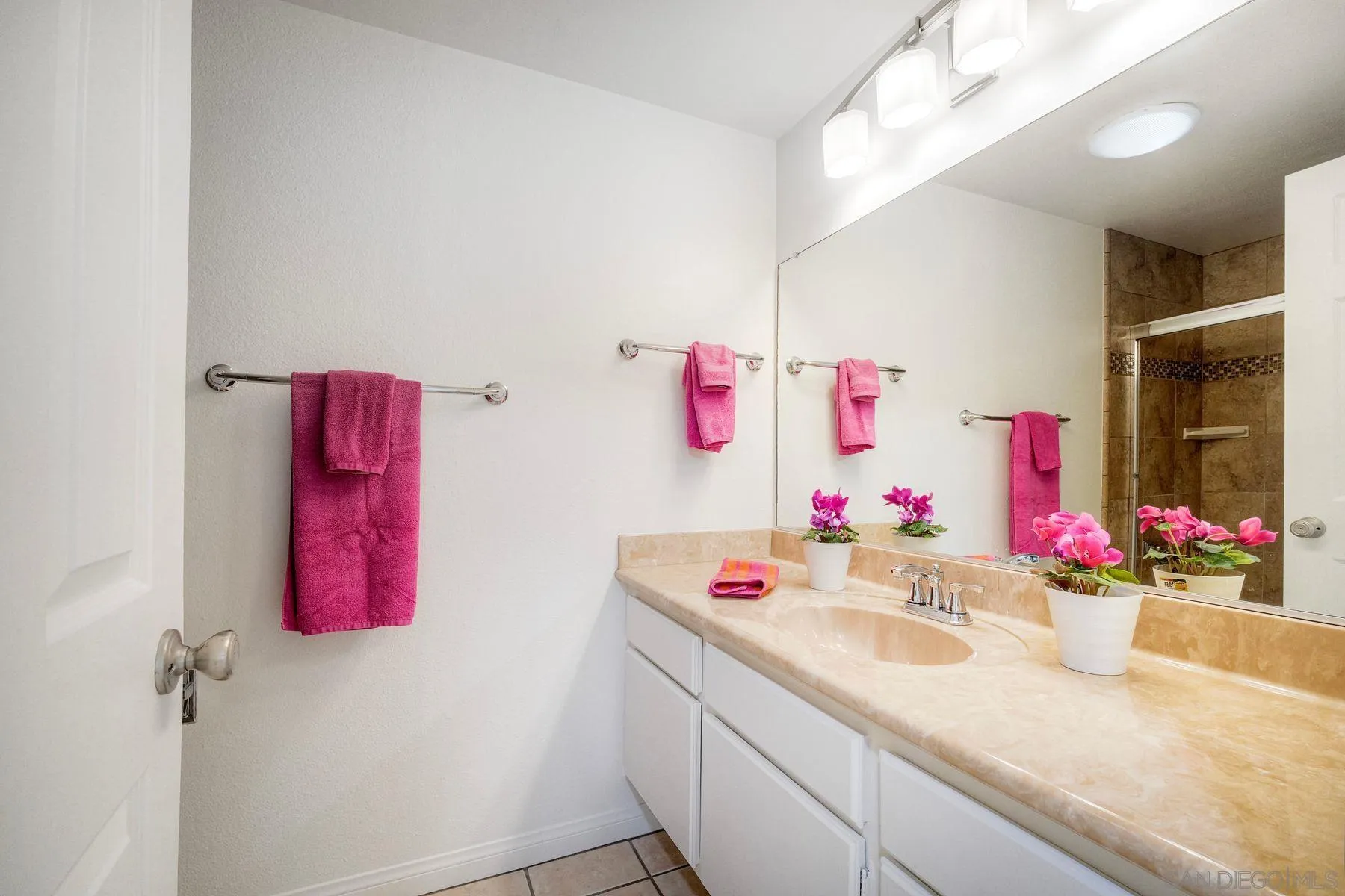 https://cdn.realtyfeed.com/cdn/127/260005544/24c5cea47effa842f1f3f1720ce1514e.webp