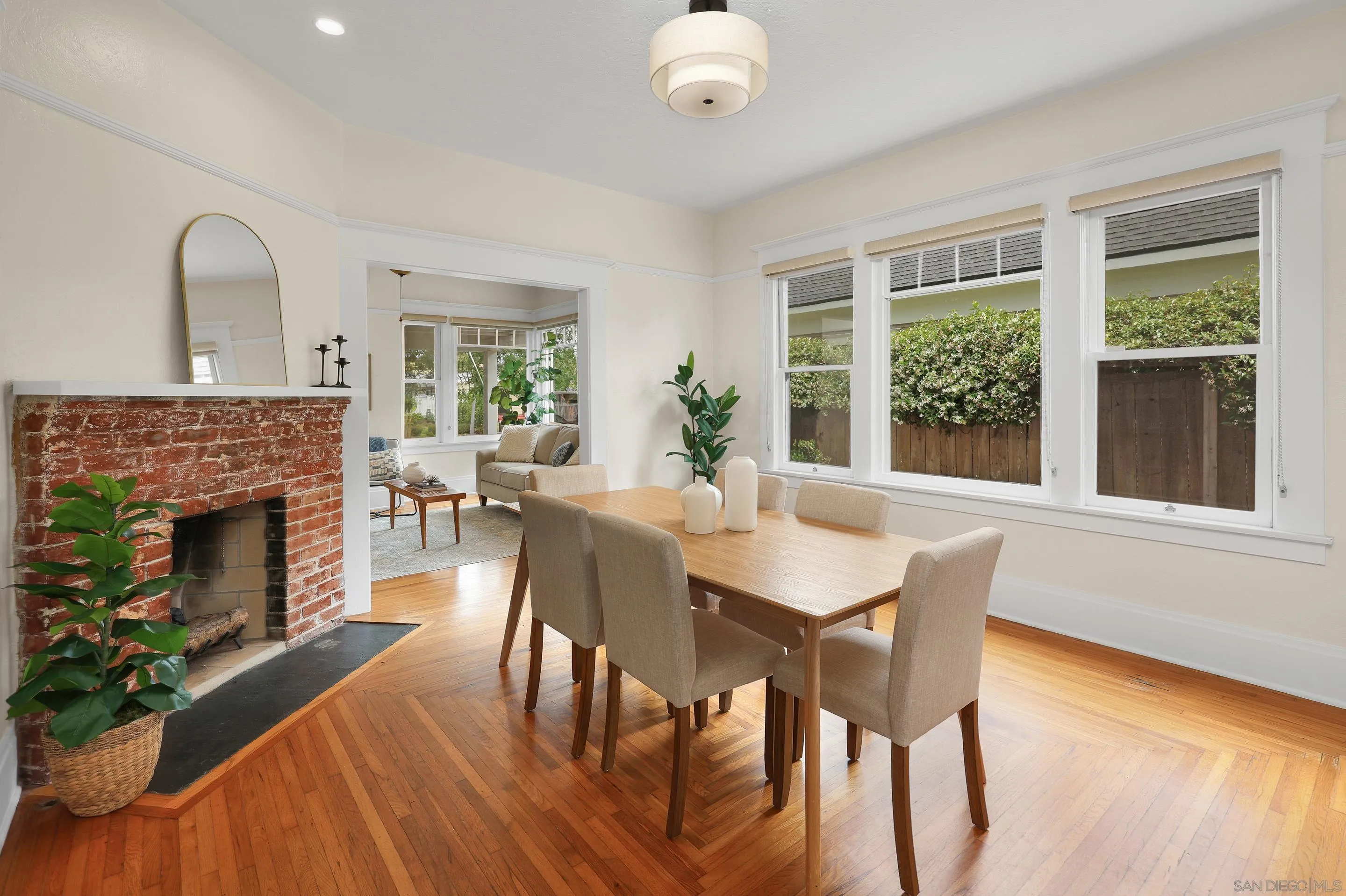 https://cdn.realtyfeed.com/cdn/127/260005546/74061bcd5cff8f43987554762b549d65.webp