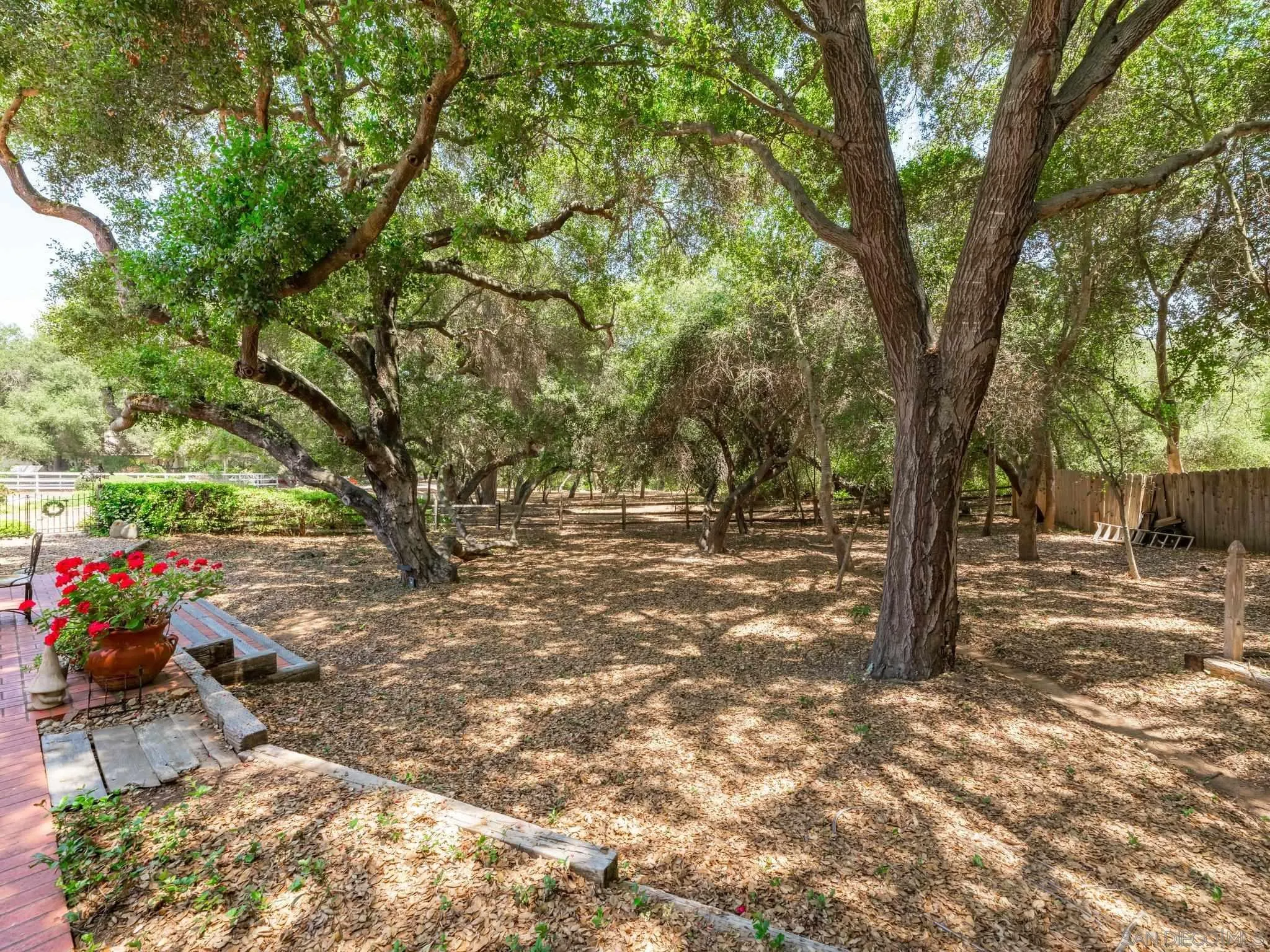 https://cdn.realtyfeed.com/cdn/127/260005556/a8c49abd94b7e5de787d8ccec15a53db.webp