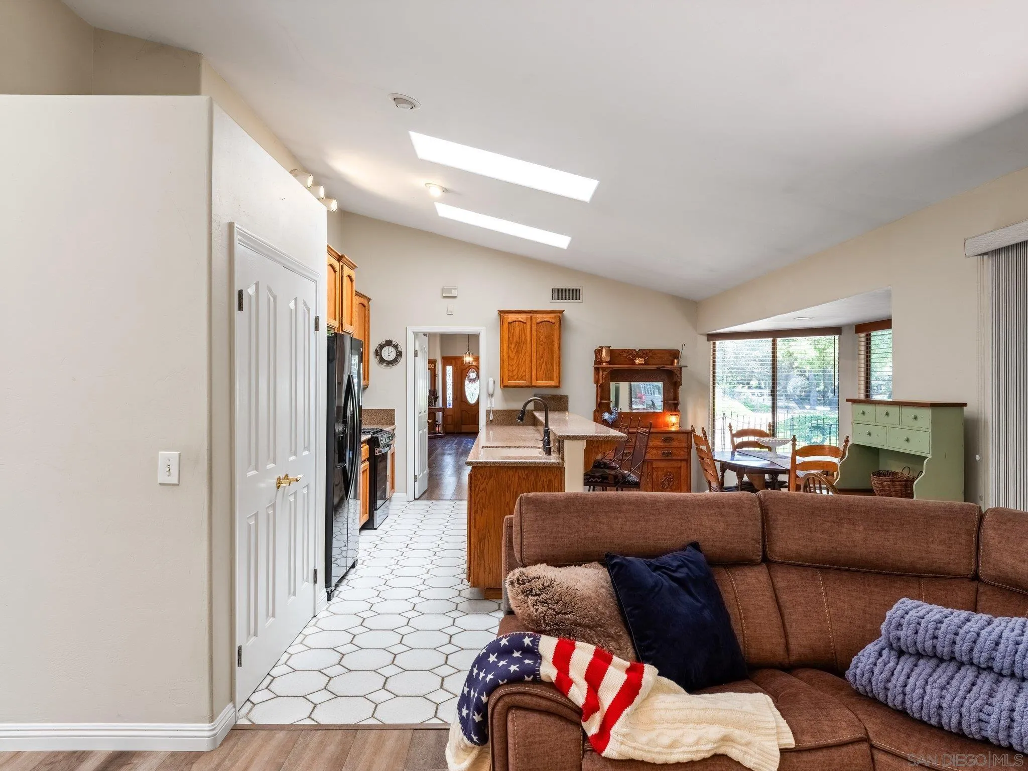 https://cdn.realtyfeed.com/cdn/127/260005556/ef8b5edd471da37dd737f18953cc1f75.webp