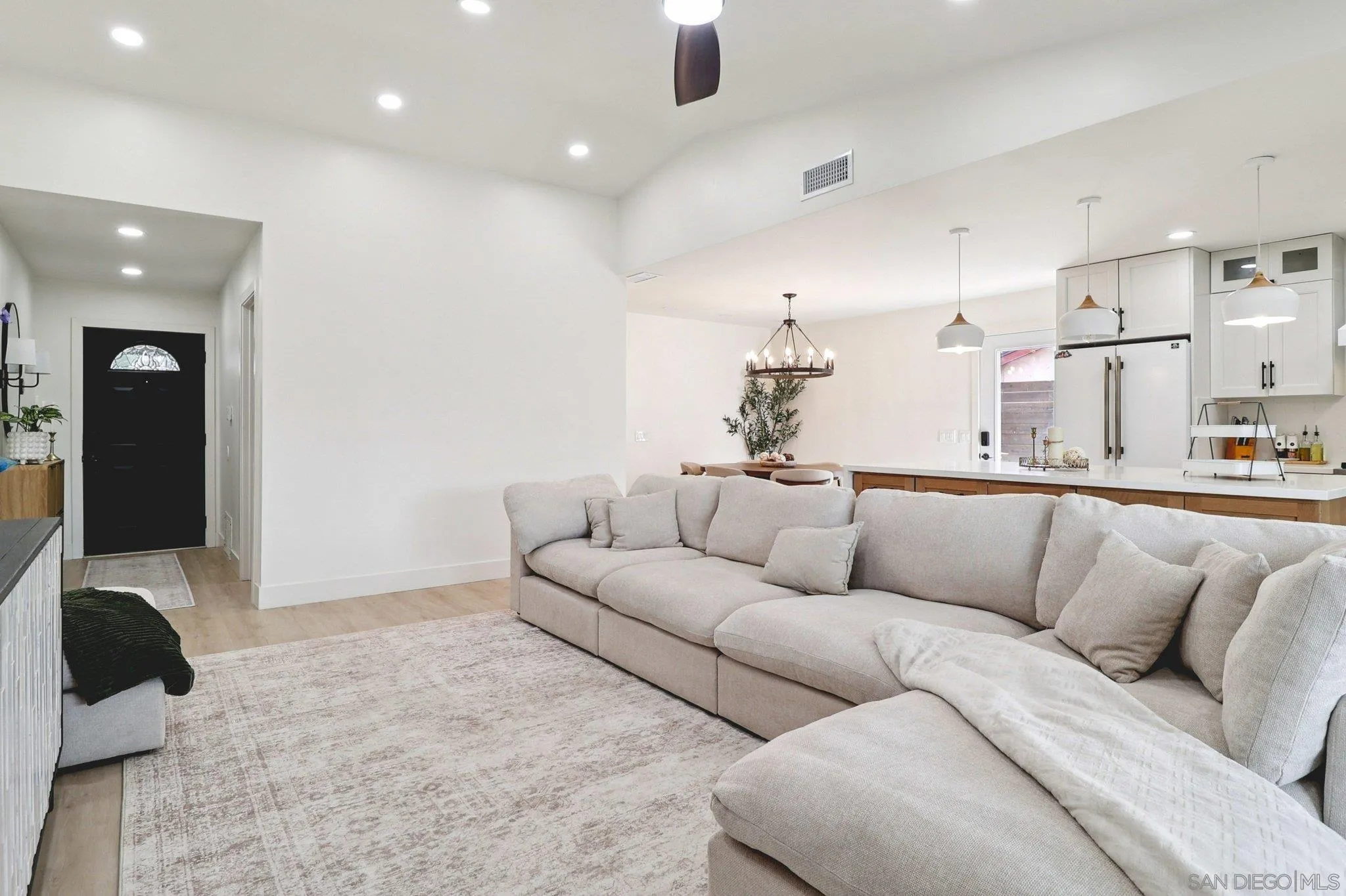 https://cdn.realtyfeed.com/cdn/127/260005574/834136e88f698ad8b45712f224070d01.webp