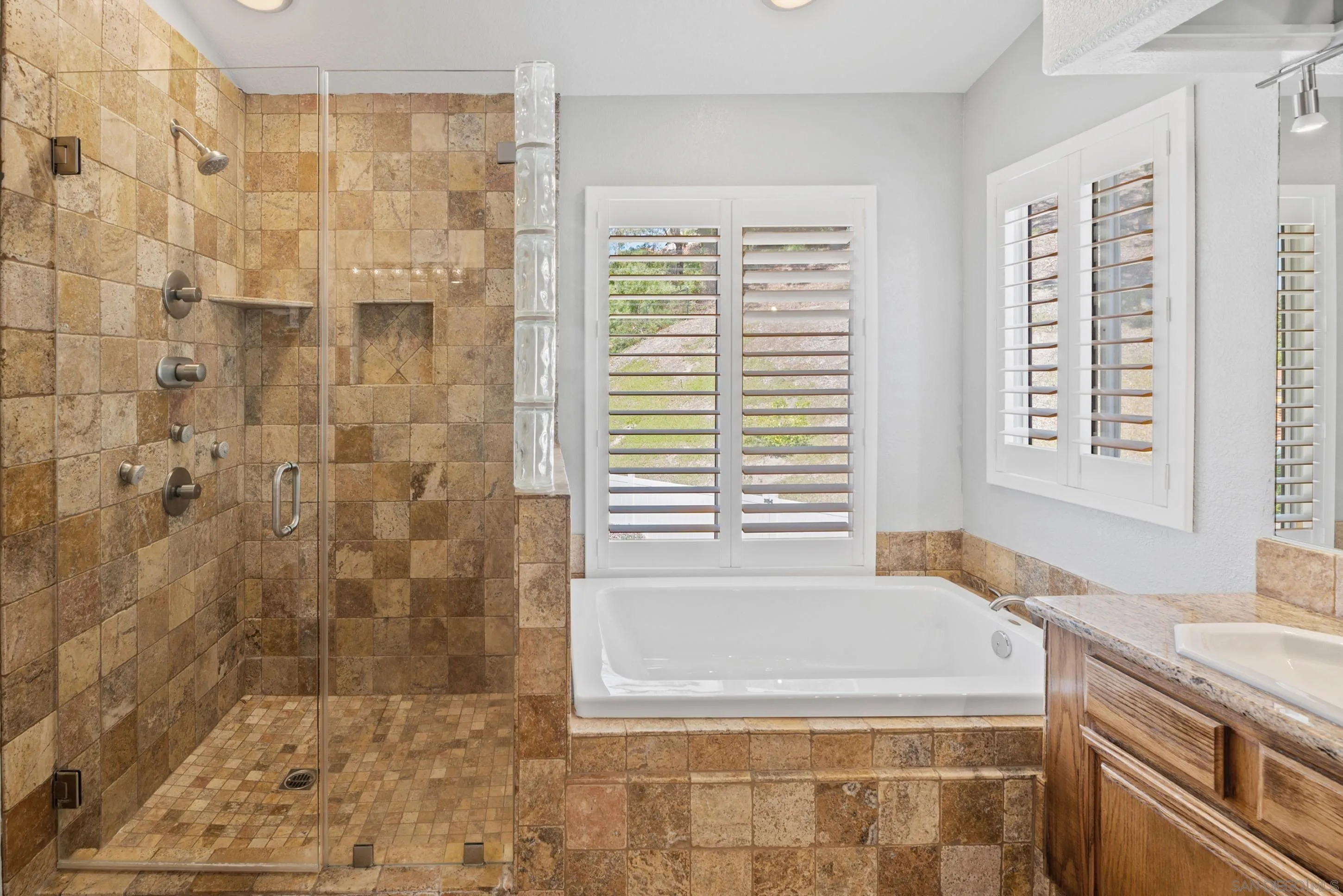 https://cdn.realtyfeed.com/cdn/127/260005577/5dbf9c28fc3e3b55ad5fffbf6501631c.webp