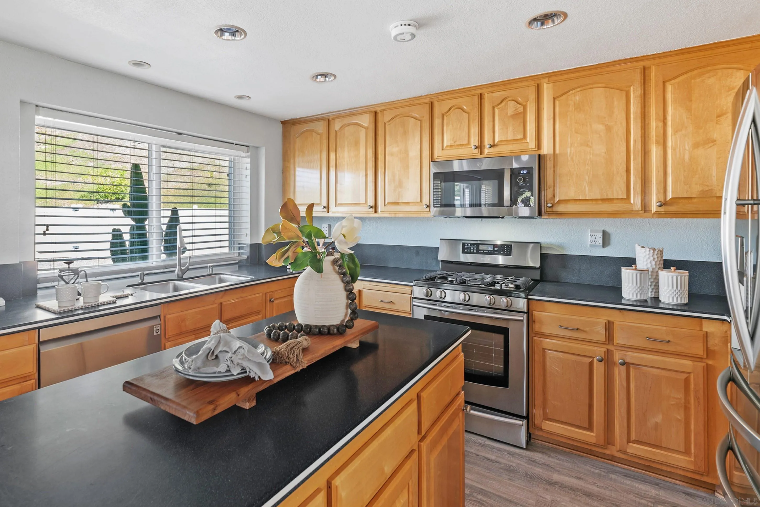 https://cdn.realtyfeed.com/cdn/127/260005577/d8bc41c6f2d865f96a7751d06fdac793.webp
