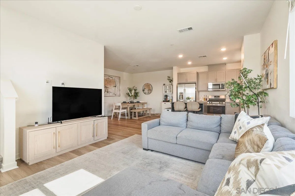 https://cdn.realtyfeed.com/cdn/127/260005587/5c9ddee5e8e165067f8e30738342623d.webp