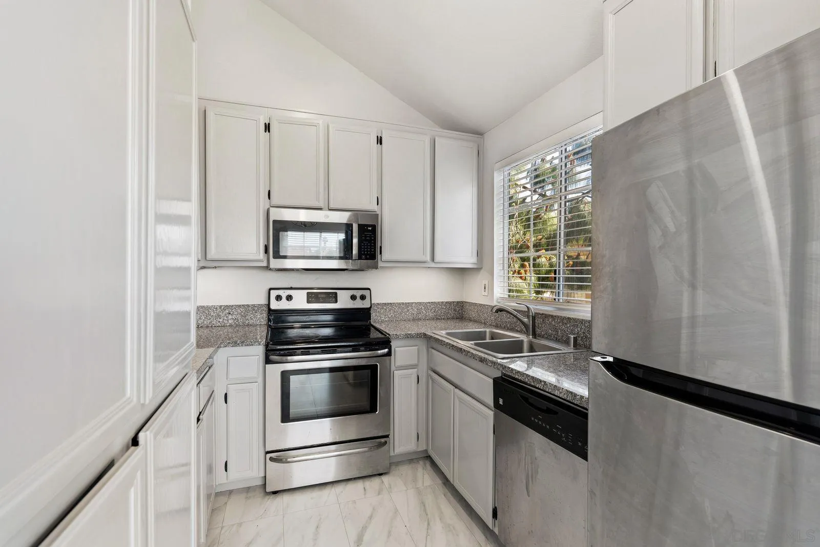https://cdn.realtyfeed.com/cdn/127/260005591/ae0c888cab1b32573eee35b3e8e4ede5.webp