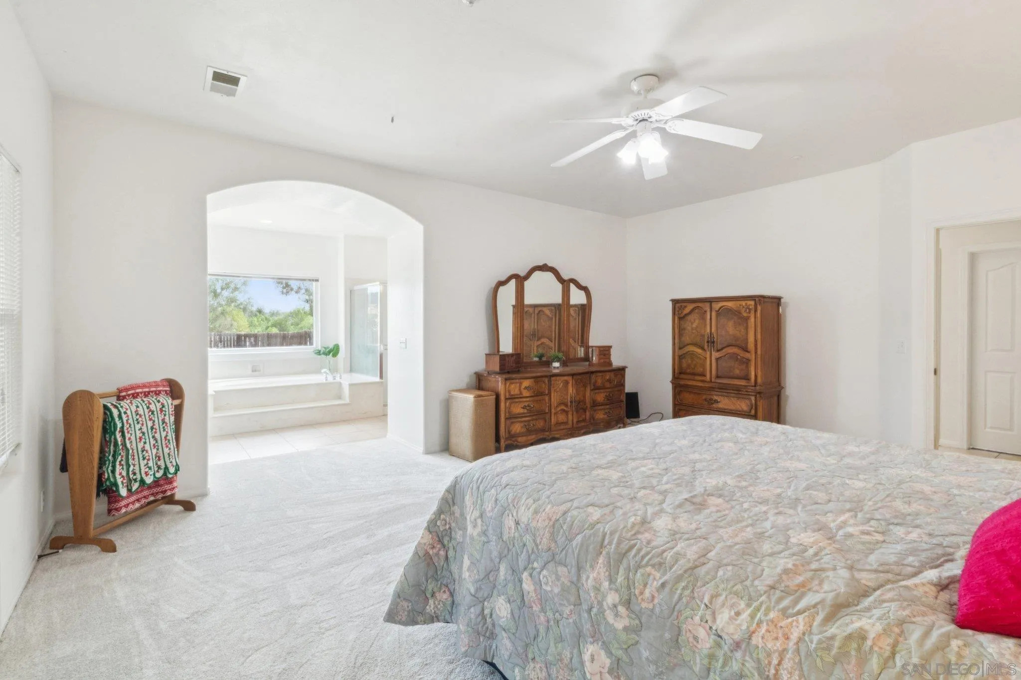 https://cdn.realtyfeed.com/cdn/127/260005601/15bc01e561aacc7a626aef9cc37124b7.webp