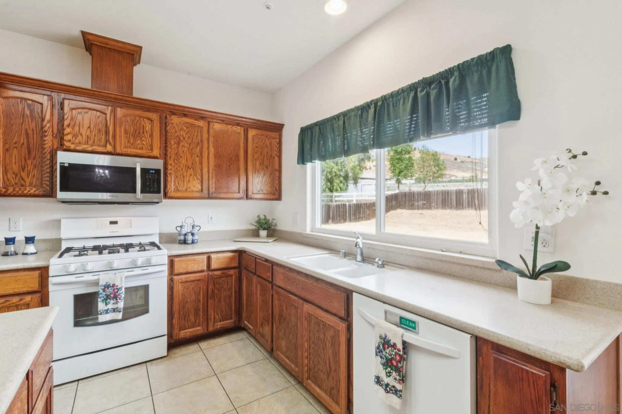 https://cdn.realtyfeed.com/cdn/127/260005601/245352e310c84ca190fbb716cb6c8a5f.webp