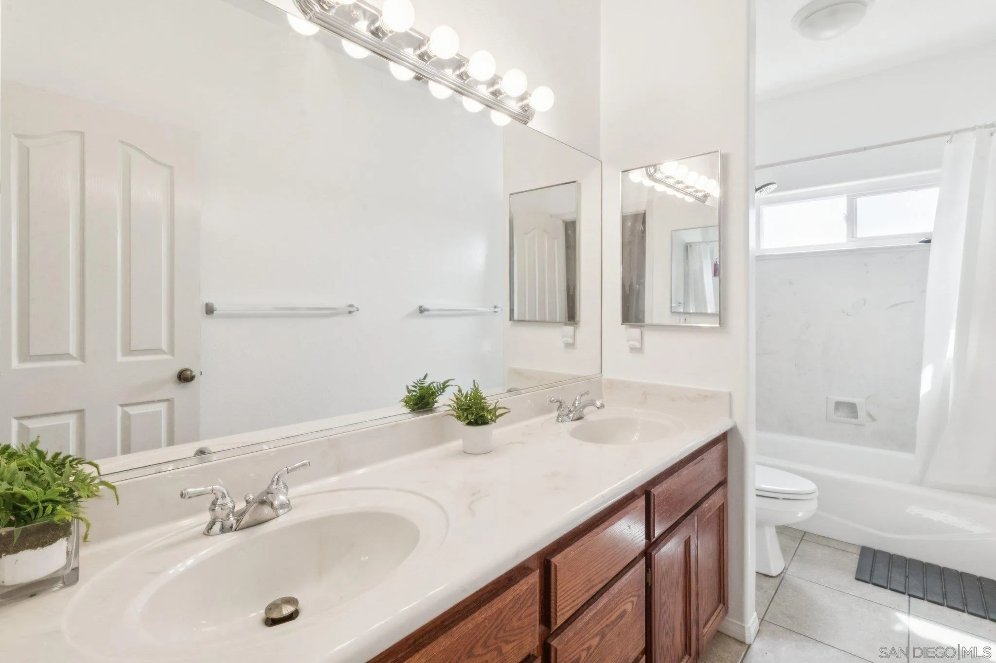 https://cdn.realtyfeed.com/cdn/127/260005601/b7ce18aaadd210e6ac89298989aa1c0b.webp