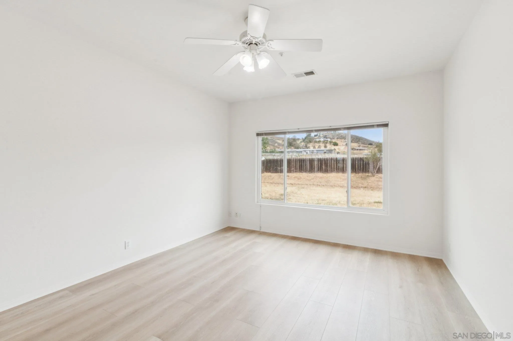 https://cdn.realtyfeed.com/cdn/127/260005601/bfb2f79639cb4664b471f119b2574213.webp