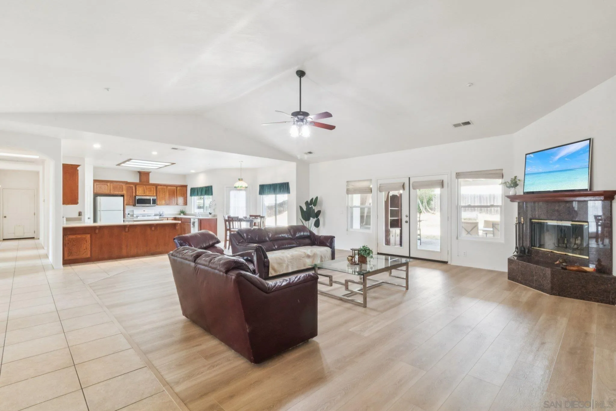 https://cdn.realtyfeed.com/cdn/127/260005601/e5ea71142b3fca35aa067e0c008bce5e.webp