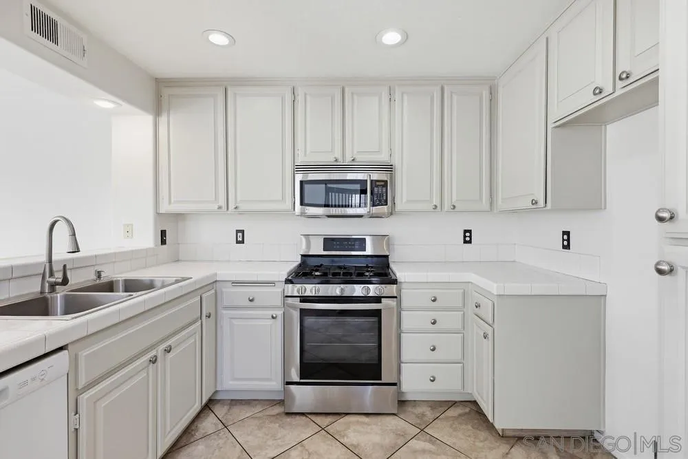 https://cdn.realtyfeed.com/cdn/127/260005638/4eb988b088a0b320acf4ea584007944b.webp