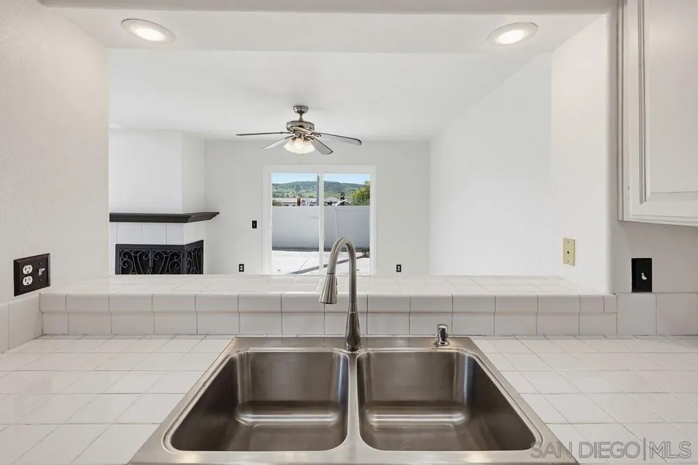 https://cdn.realtyfeed.com/cdn/127/260005638/a3b33652cc52097f1470aceb5d7eadf7.webp