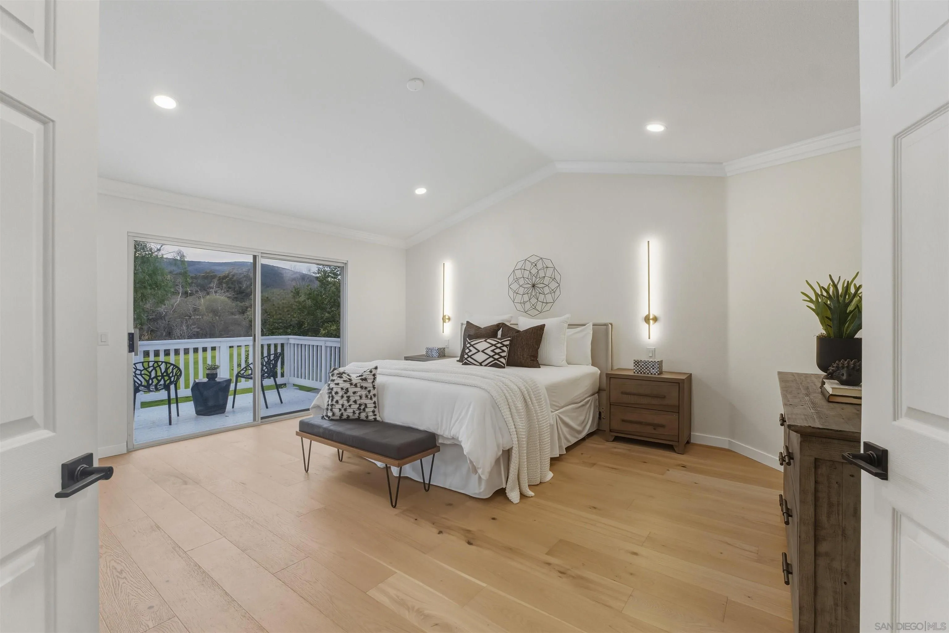 https://cdn.realtyfeed.com/cdn/127/260005642/941de19cf01924052330828660944d37.webp