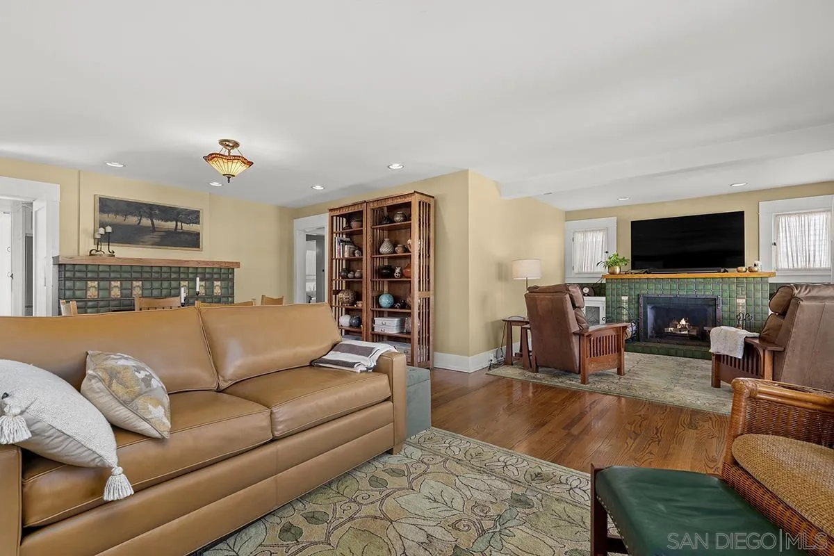 https://cdn.realtyfeed.com/cdn/127/260005661/6d850e84746efec6cb09f989622e4719.webp