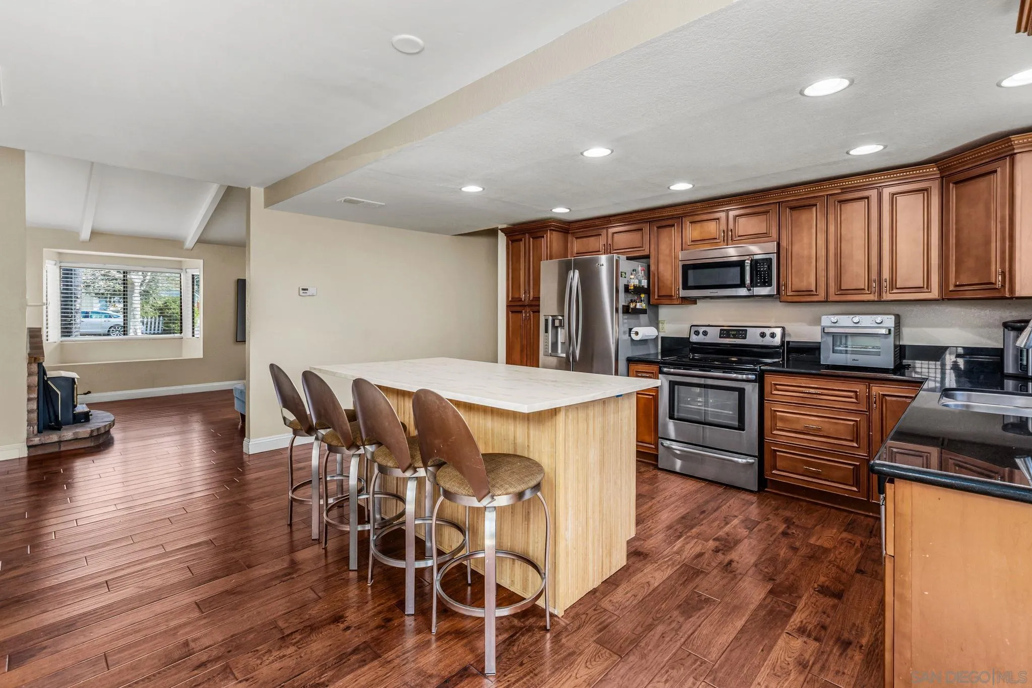 https://cdn.realtyfeed.com/cdn/127/260005668/fafea7fc5bb1c37a574096759105fdc0.webp