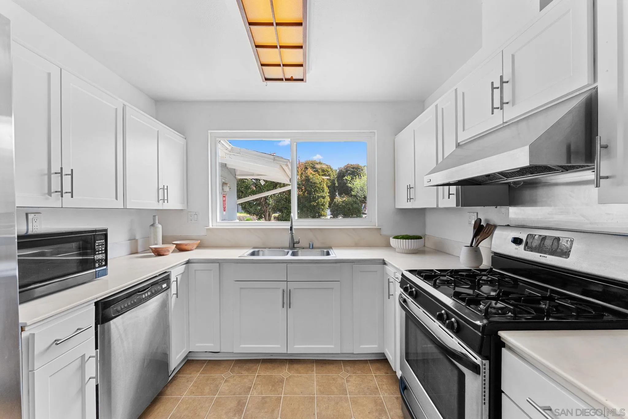 https://cdn.realtyfeed.com/cdn/127/260005679/83951dadc727f46e33a1f43e1e0eb948.webp