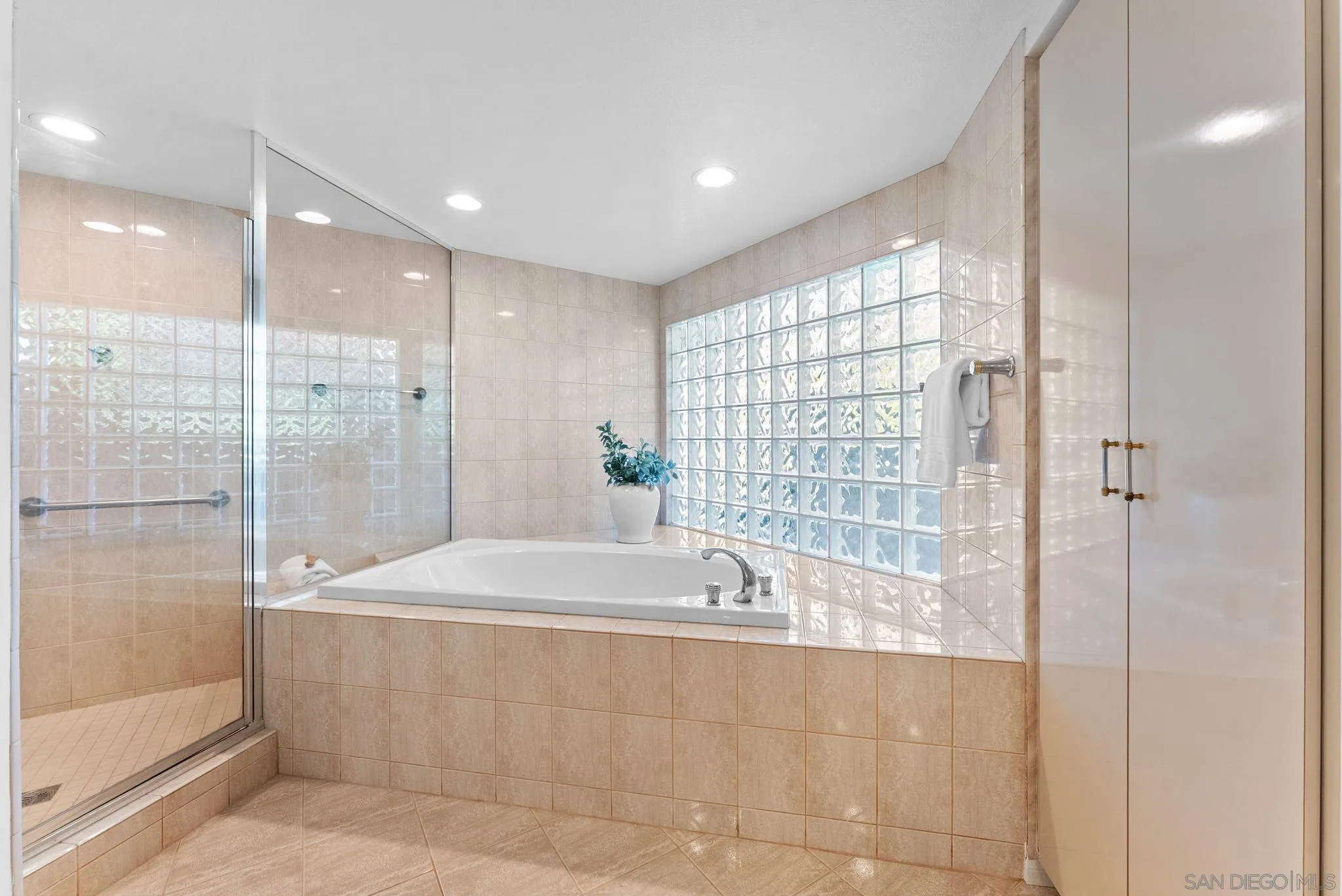 https://cdn.realtyfeed.com/cdn/127/260005691/bde940099167e8a2c3b38633ac2293f9.webp