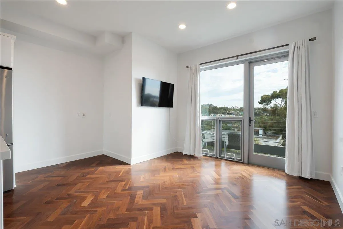 https://cdn.realtyfeed.com/cdn/127/260005693/6cc072a6459962fd27999a81b35bed72.webp