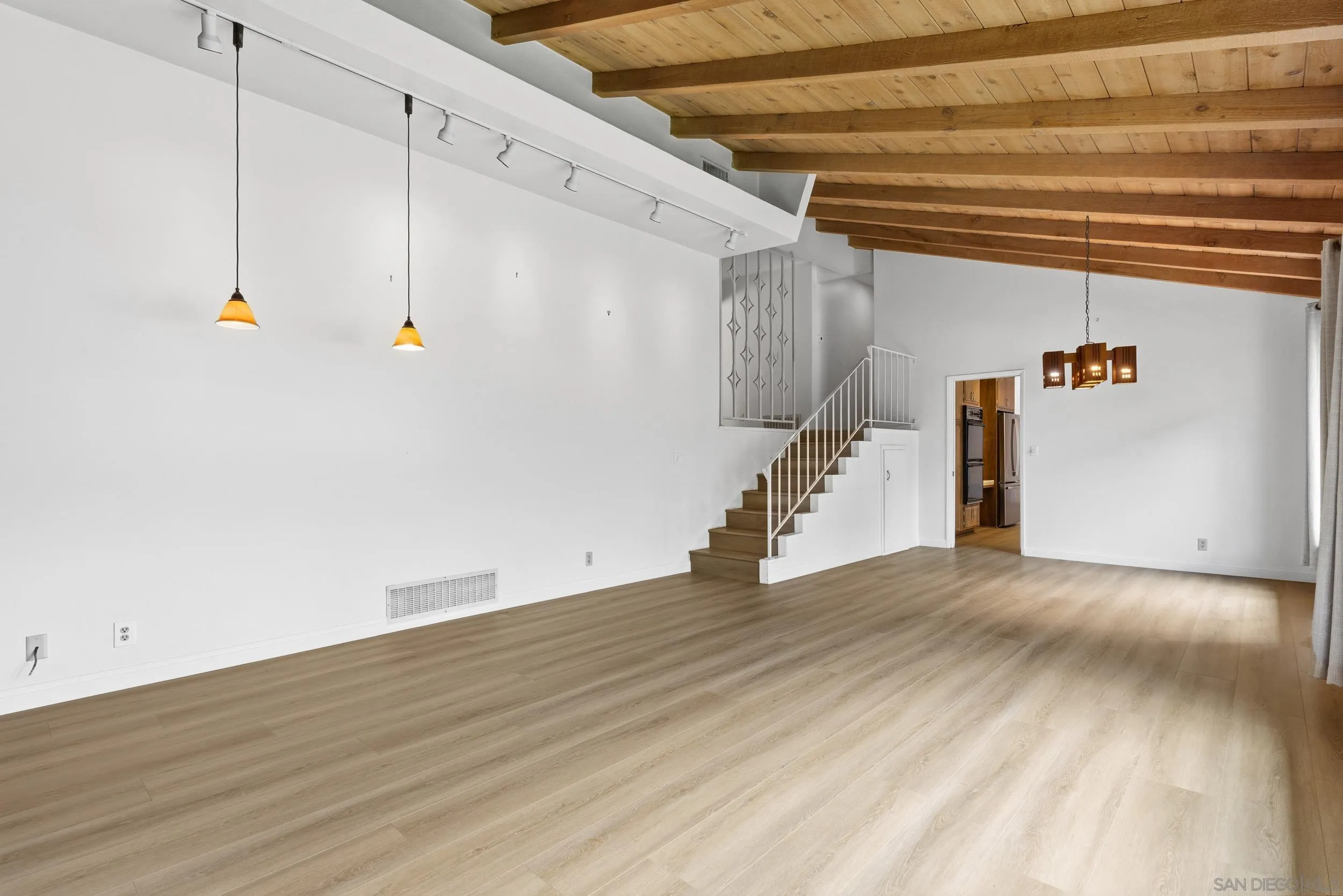 https://cdn.realtyfeed.com/cdn/127/260005706/b559cb24442f09e98eddd0b9053339aa.webp