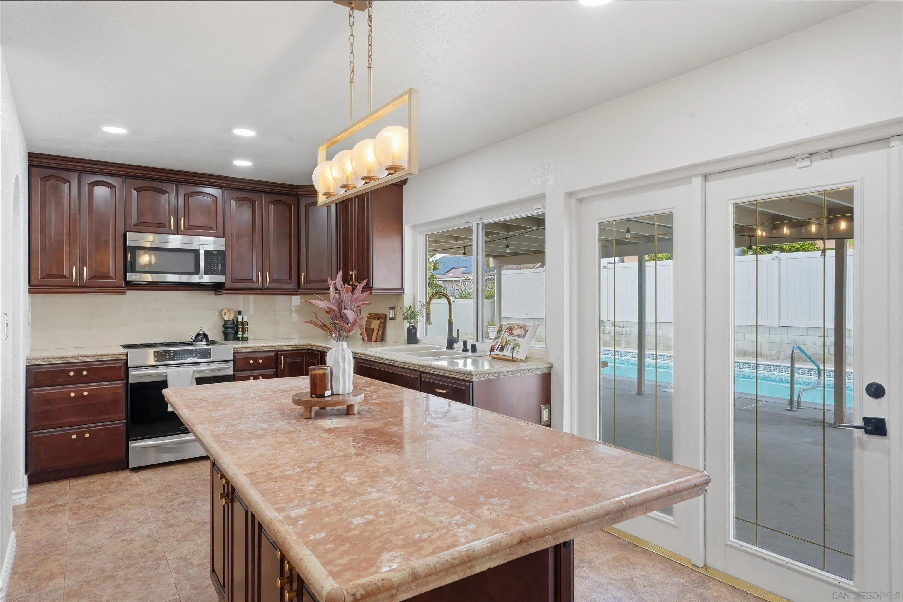 https://cdn.realtyfeed.com/cdn/127/260005742/4a0bdd89a401710978238435db6fd500.webp