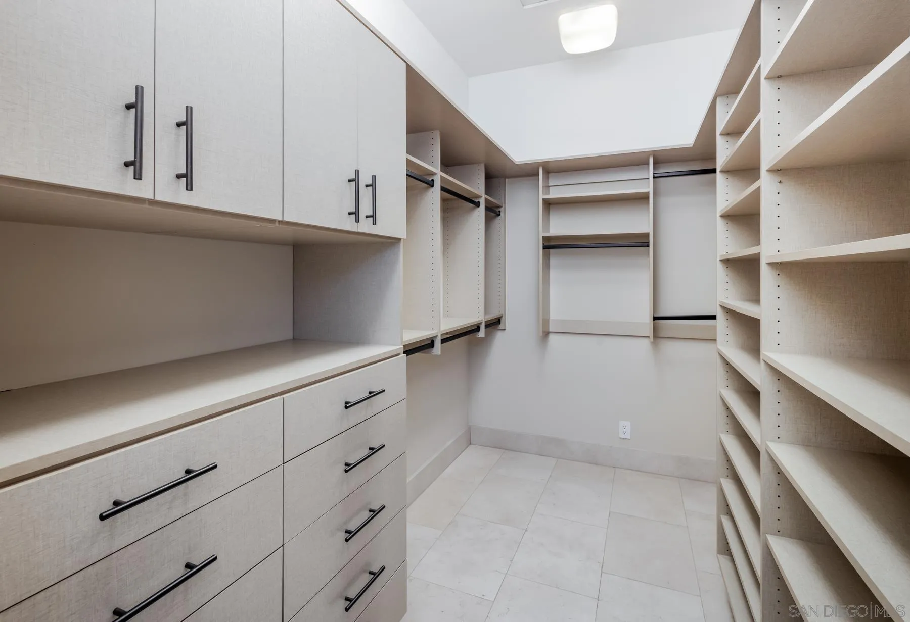 https://cdn.realtyfeed.com/cdn/127/260005761/5d9aa59aa729309025036b3d9f5f4571.webp