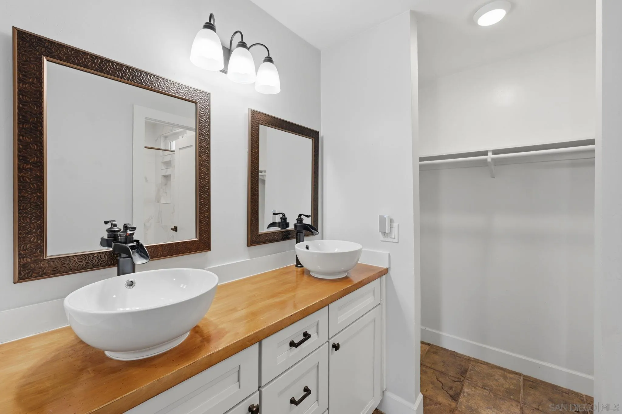https://cdn.realtyfeed.com/cdn/127/260005765/ffd5455d06dba86152368905db4fe99c.webp