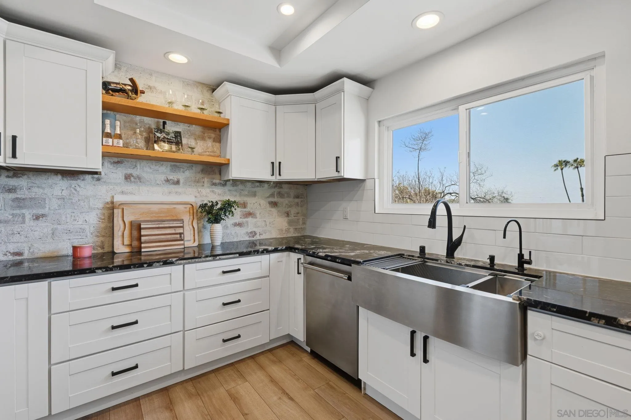 https://cdn.realtyfeed.com/cdn/127/260005777/b5455497d23a4e15f8451cb5322162f9.webp
