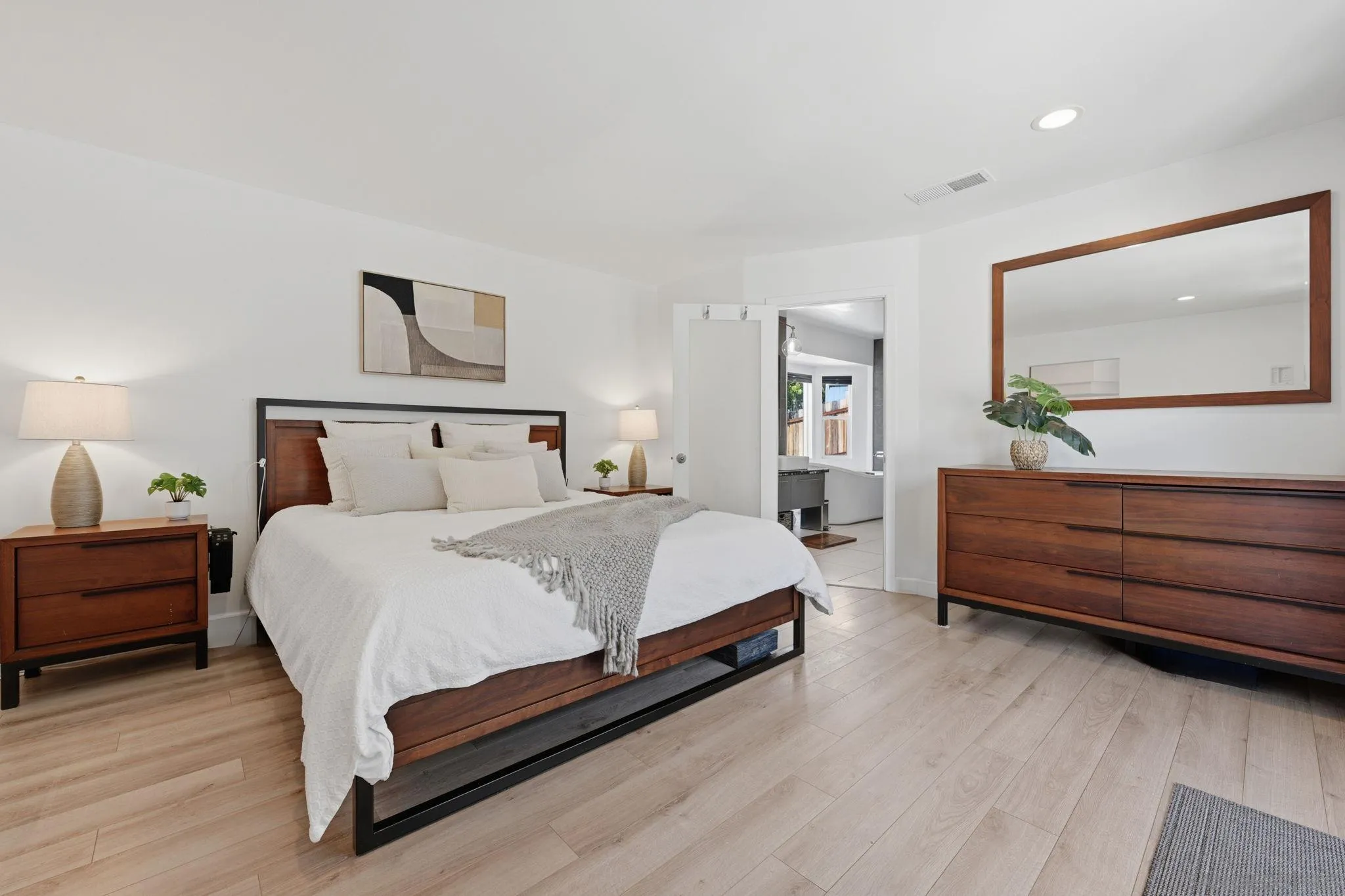 https://cdn.realtyfeed.com/cdn/127/260005777/c545167a6aa7aca3cf4dd04483376d1c.webp