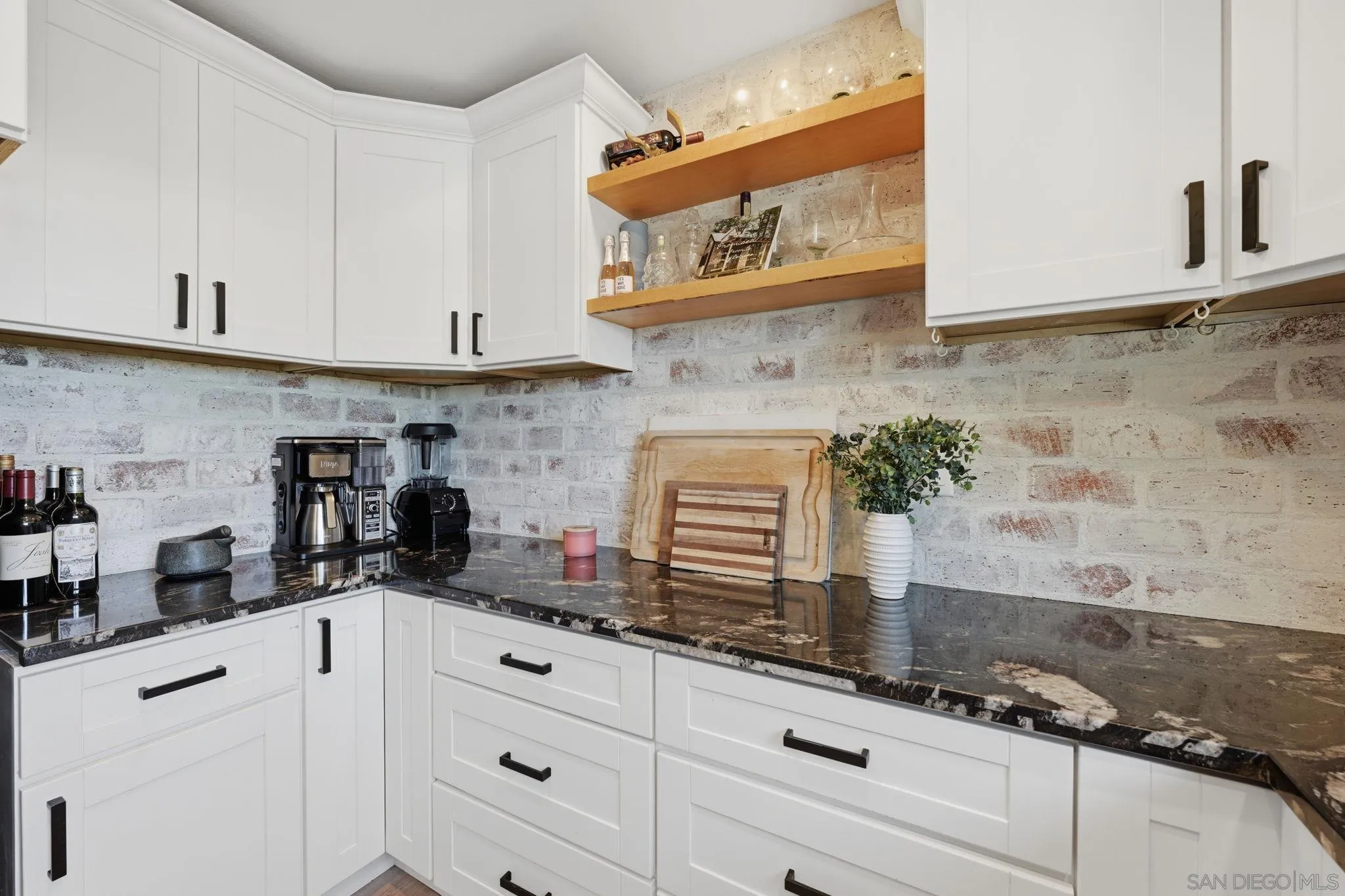 https://cdn.realtyfeed.com/cdn/127/260005777/ed632b4b988c2e46de06ad5994a895c7.webp