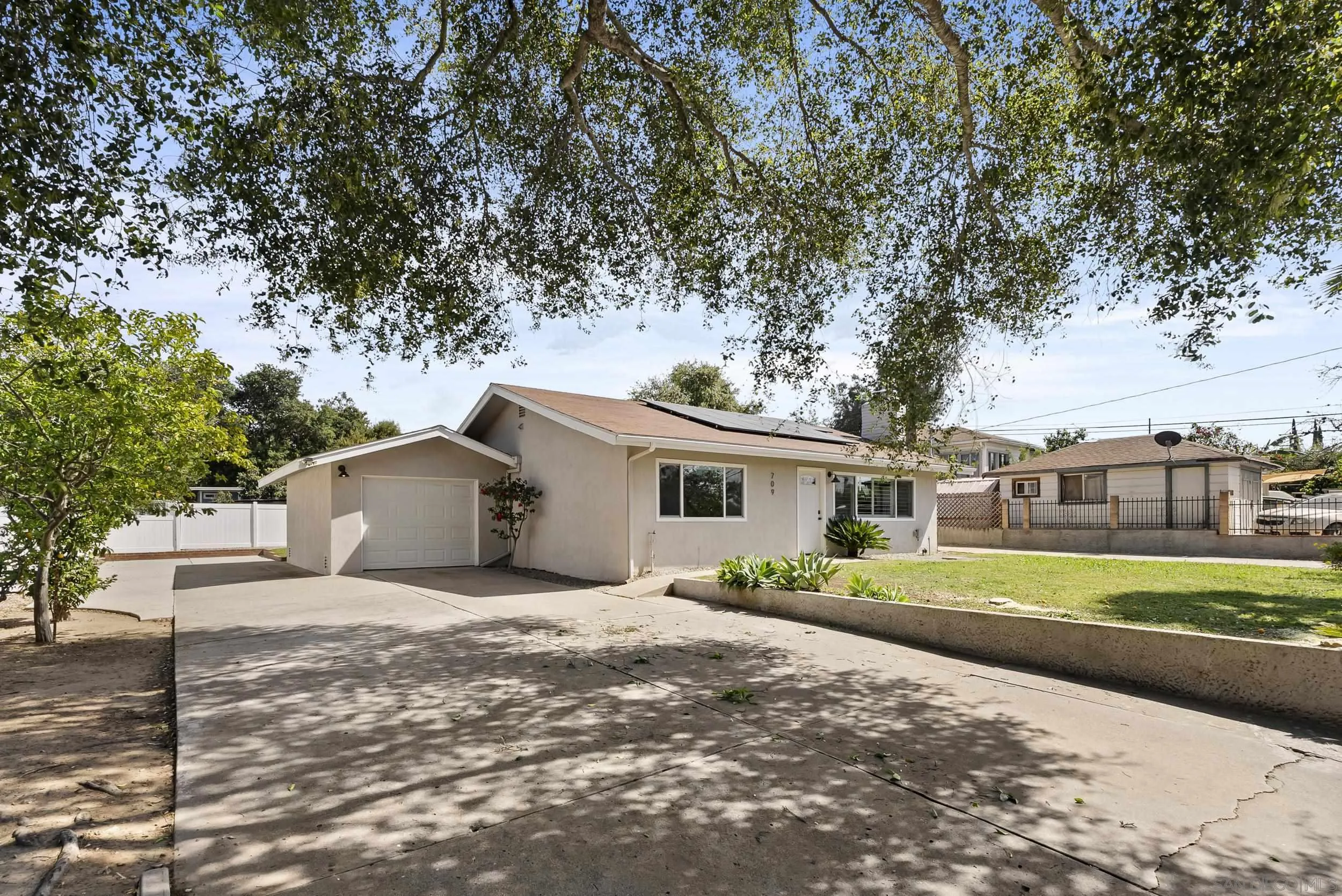 https://cdn.realtyfeed.com/cdn/127/260005787/6e6ae6490eb55b1a61bd1ca13cbfc077.webp