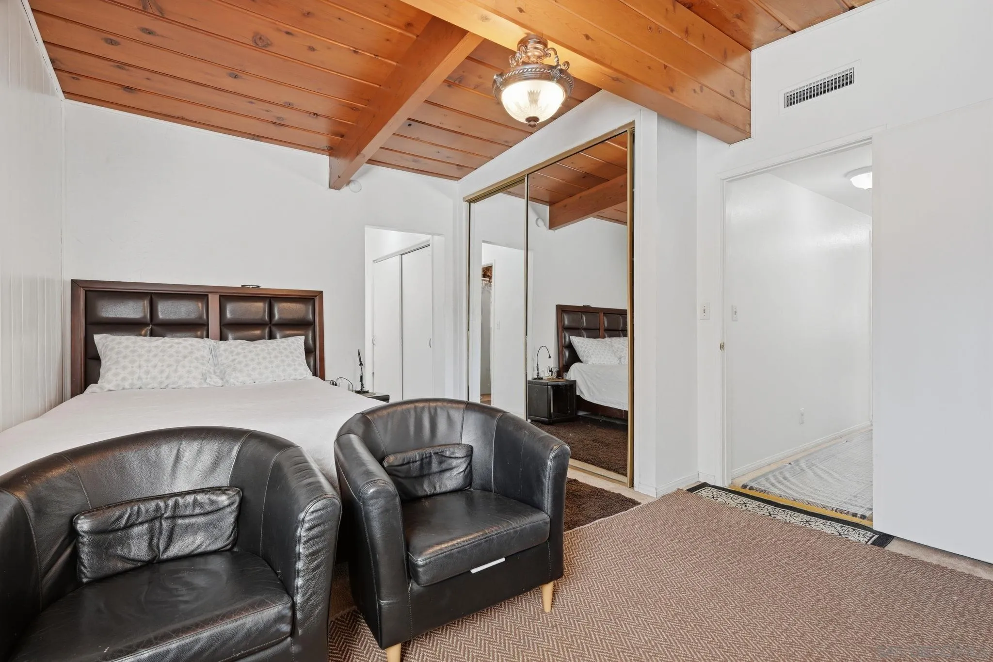 https://cdn.realtyfeed.com/cdn/127/260005795/10d017ec08a7ed0682b41174204d2a6f.webp