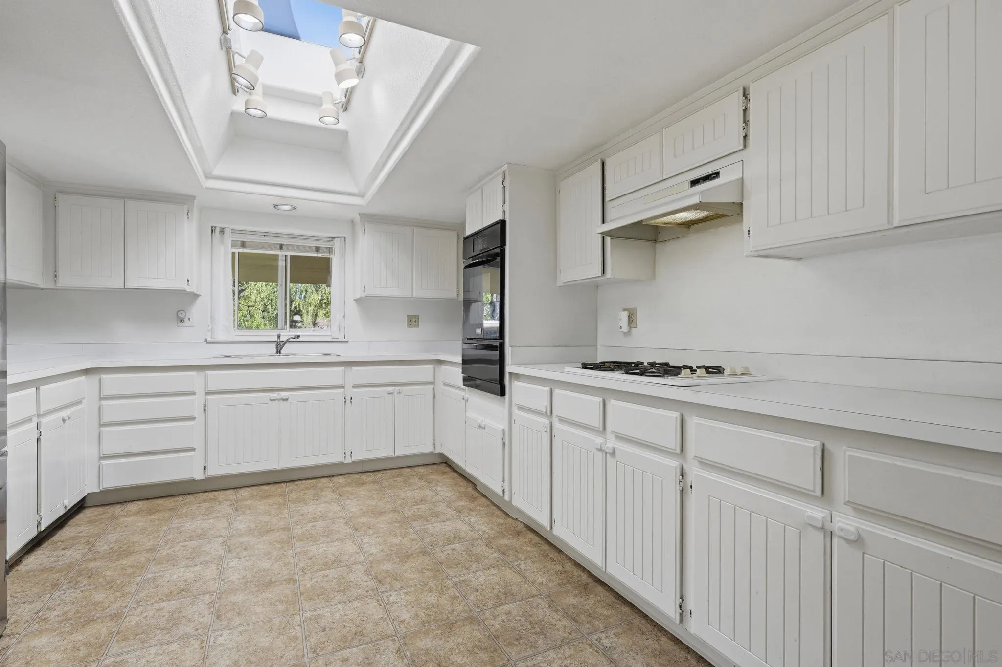 https://cdn.realtyfeed.com/cdn/127/260005795/8baf6f7681eac12fc50811dc70a19e89.webp