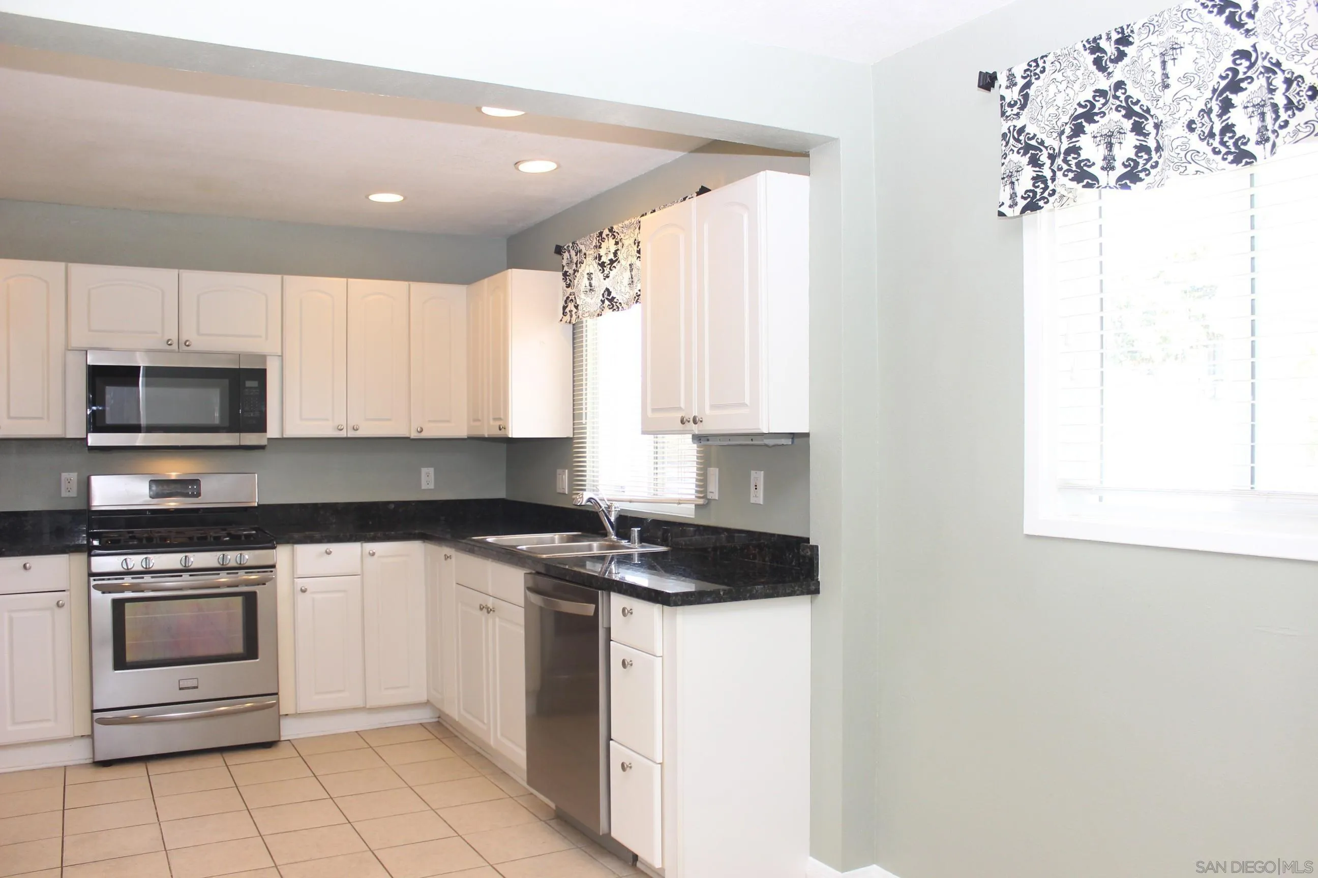 https://cdn.realtyfeed.com/cdn/127/260005810/1986a0e0e3e20dc502d0d3d76a0e8b24.webp