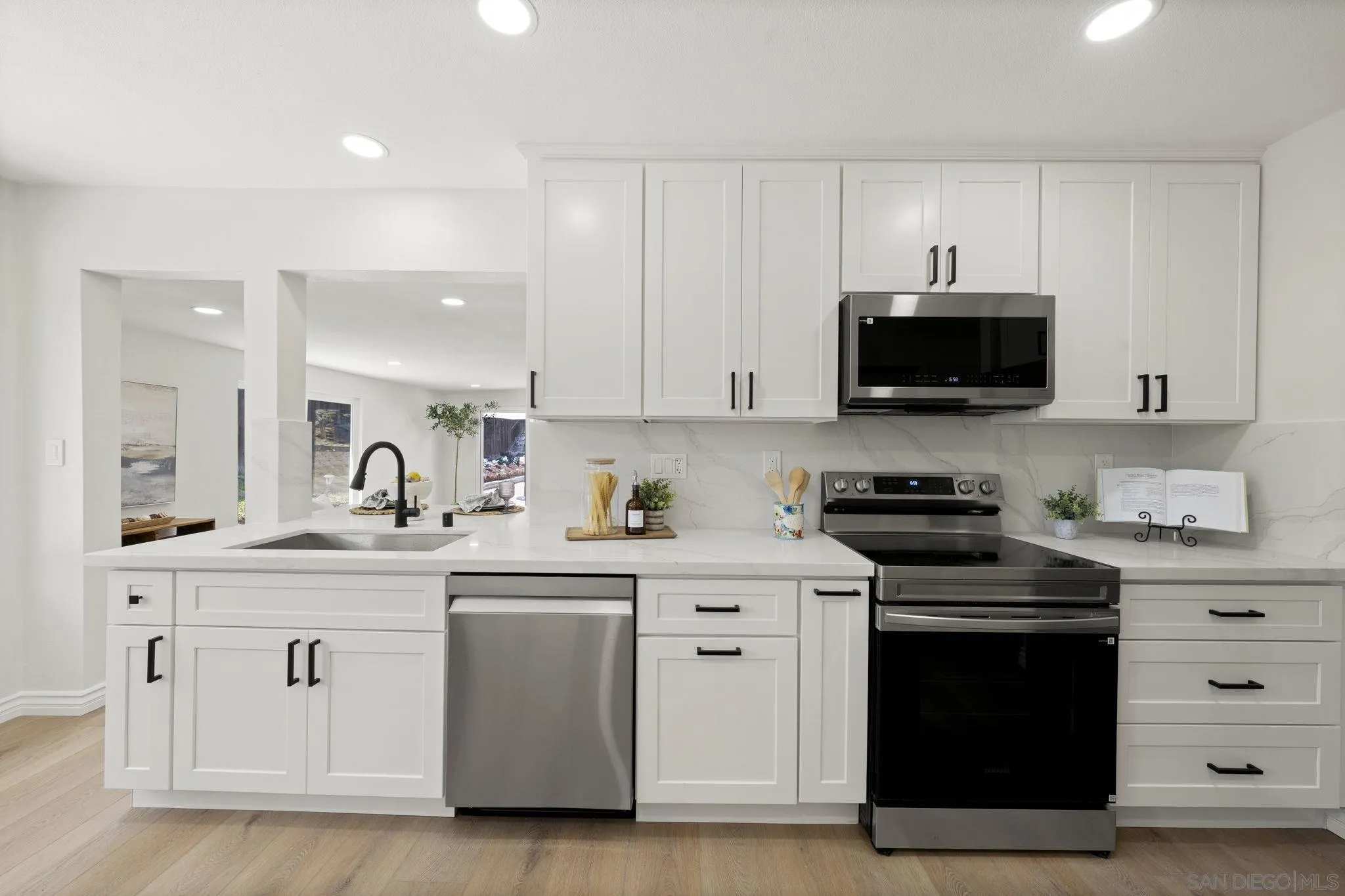 https://cdn.realtyfeed.com/cdn/127/260005812/298cc178e632e88794c8437eb333f6bb.webp