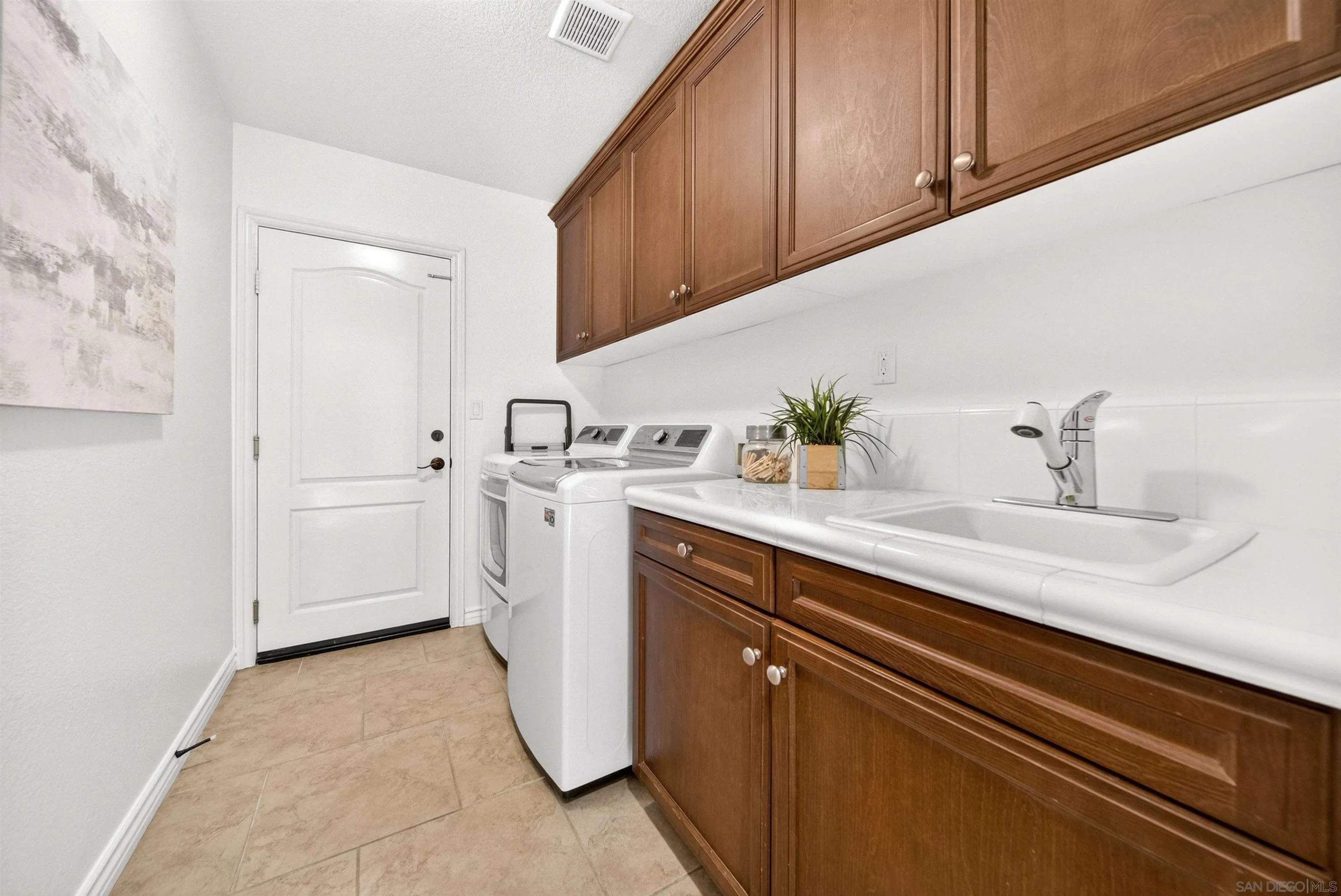 https://cdn.realtyfeed.com/cdn/127/260005825/871edd651a1da54cf2ea2a04934eccba.webp