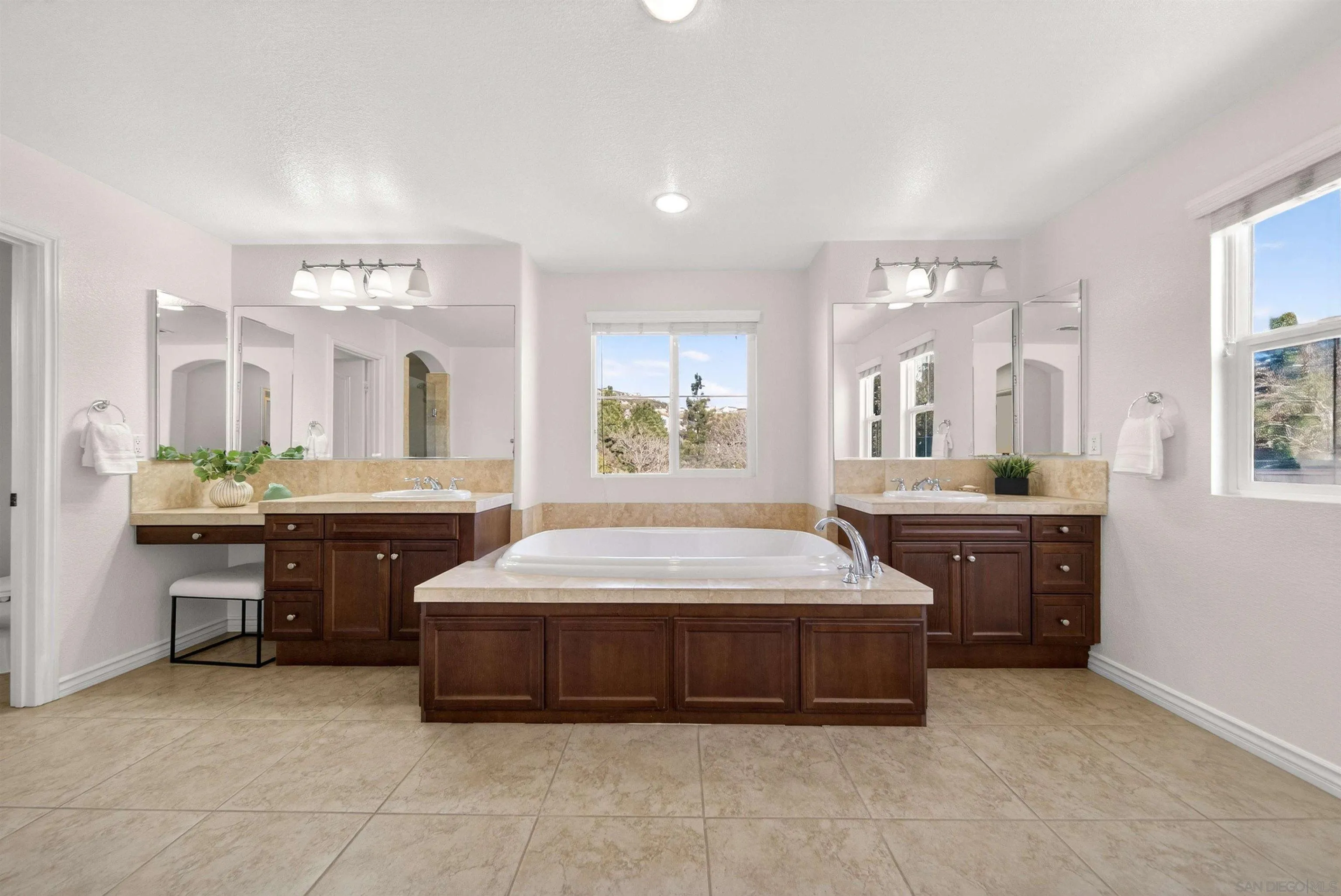 https://cdn.realtyfeed.com/cdn/127/260005825/b49060751e3652a1e3b7d23b8a9d56ab.webp