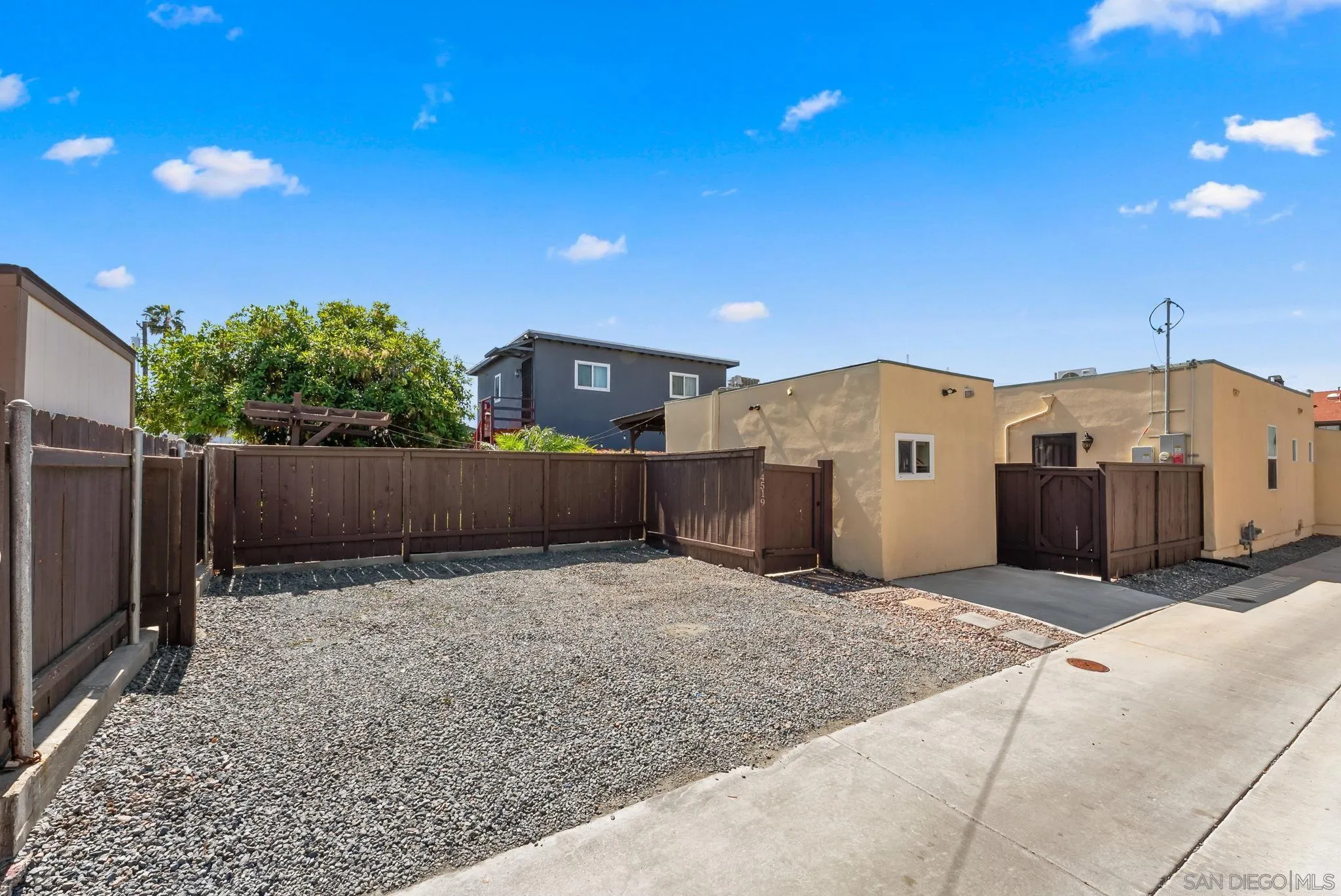 https://cdn.realtyfeed.com/cdn/127/260005829/f90cb9c60b06444705687d28c573a2e7.webp