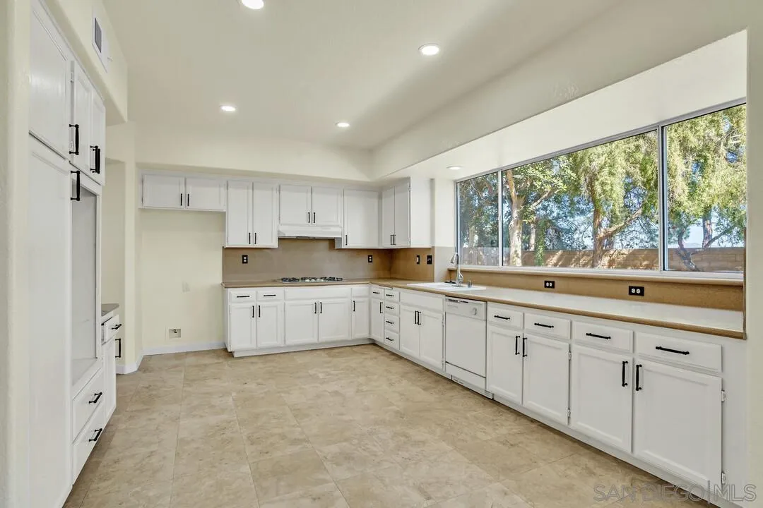 1674 W 11th Ave, Escondido, CA 92029