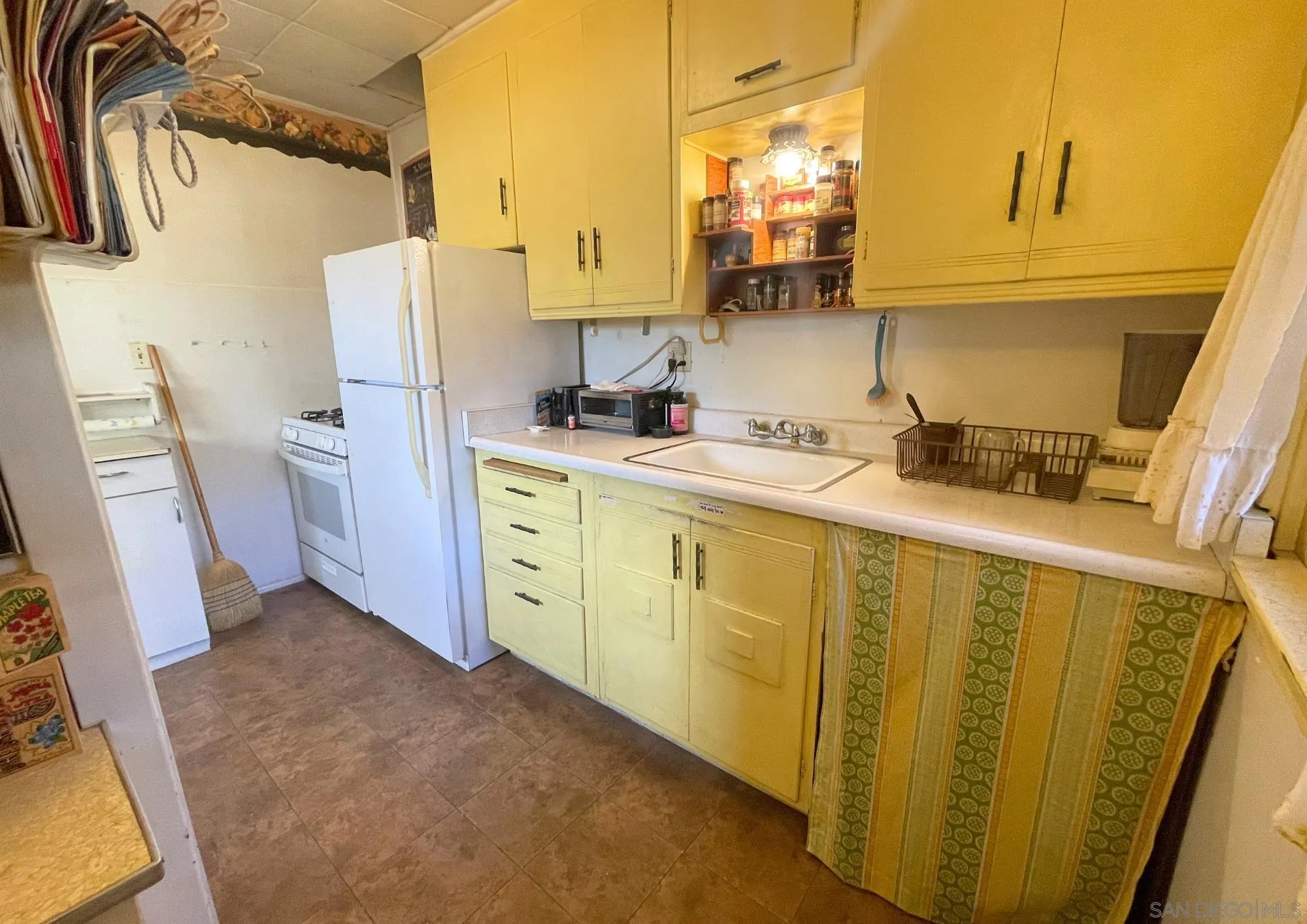 https://cdn.realtyfeed.com/cdn/127/260005857/b65a0ef55c6ba01b48c5b9800f27d827.webp