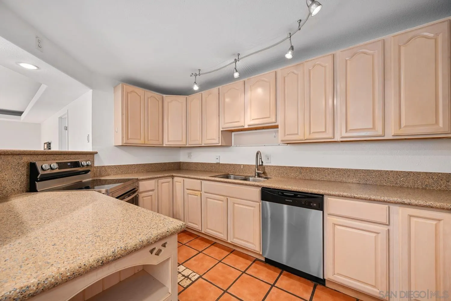 https://cdn.realtyfeed.com/cdn/127/260005861/11ed2a7f27bd6e7b85d96803ceace778.webp