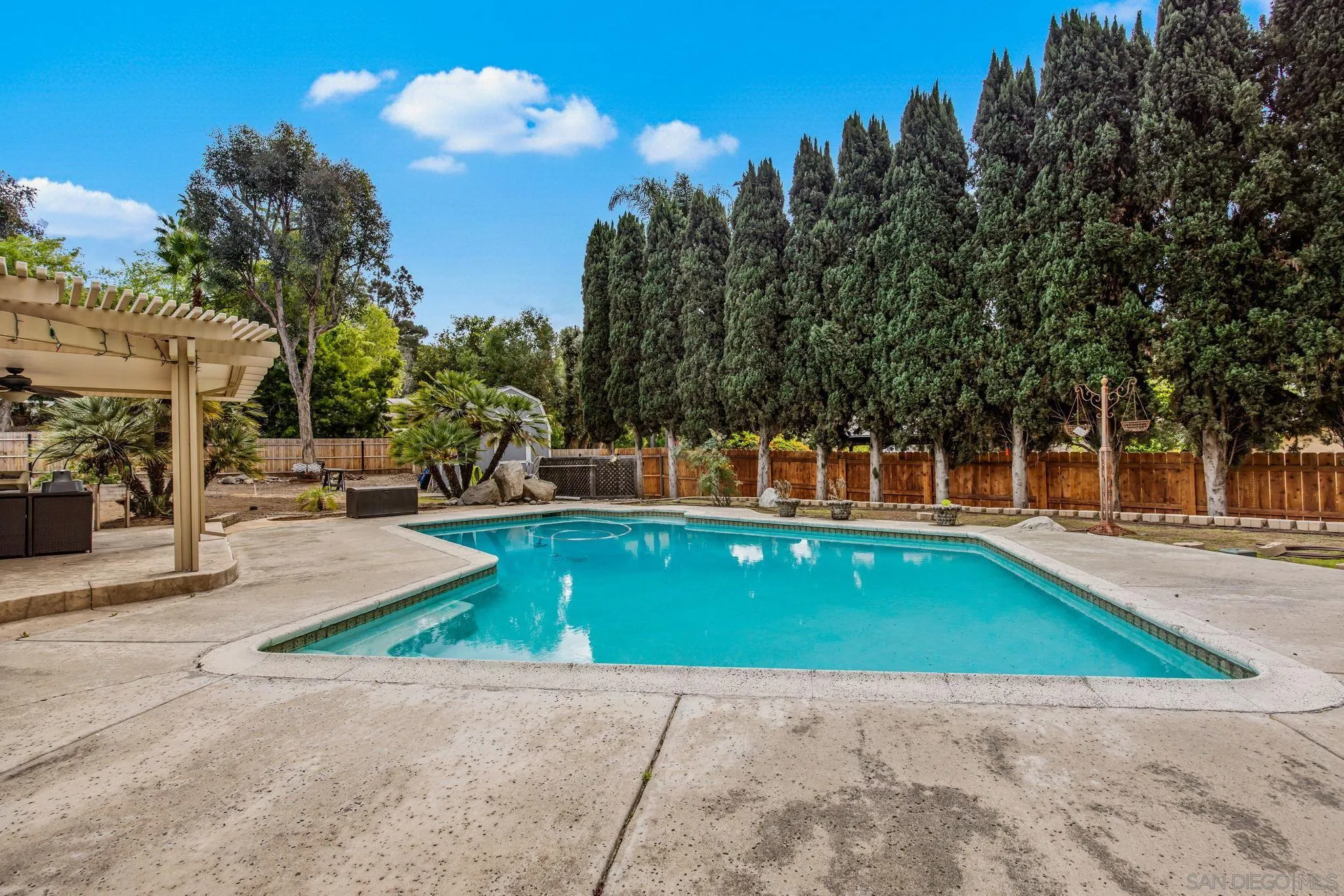 https://cdn.realtyfeed.com/cdn/127/260005883/1b1cd7dfb66809c11139ffdc94664141.webp