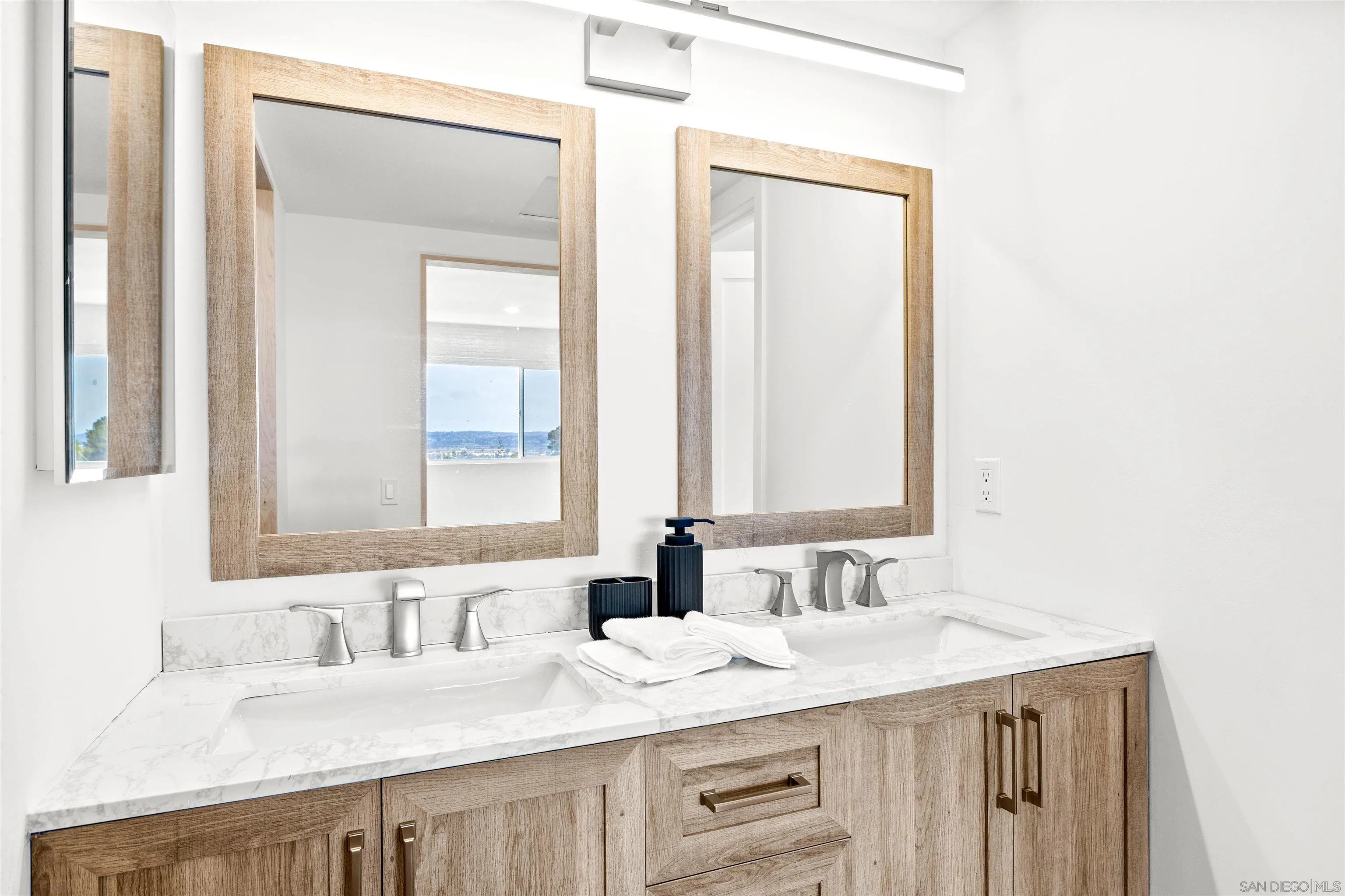 https://cdn.realtyfeed.com/cdn/127/260005903/342e84bb72696e1b257eba560801b9d8.webp