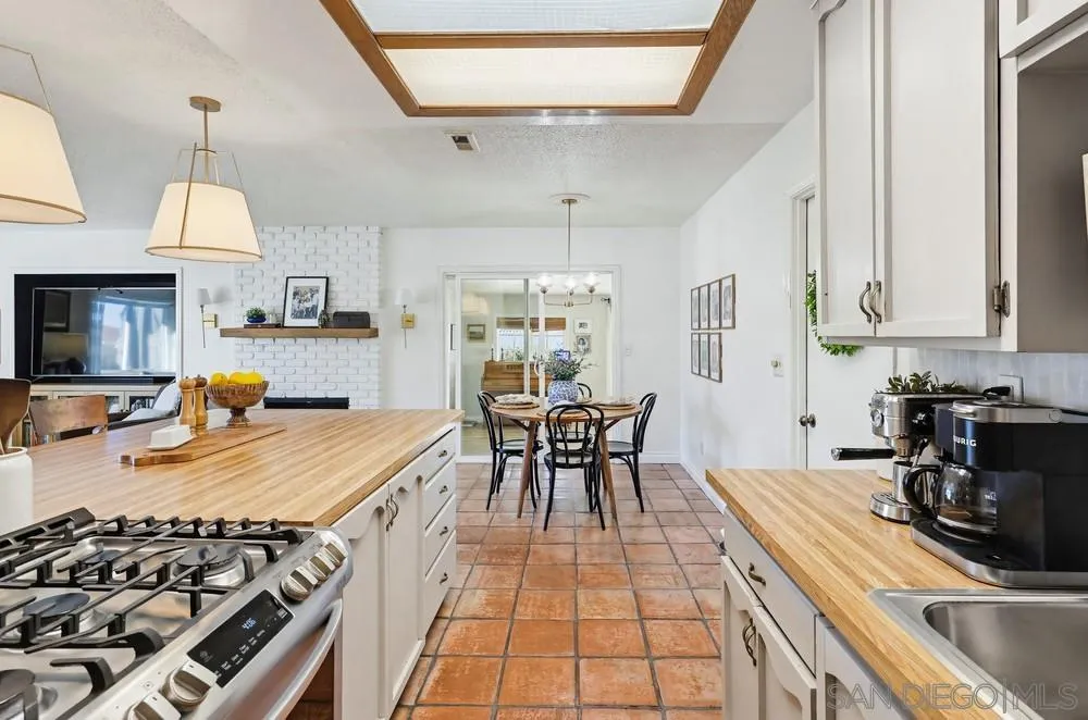 https://cdn.realtyfeed.com/cdn/127/260005907/08cd48f2d1ff83aad9b0b5a666b3648b.webp