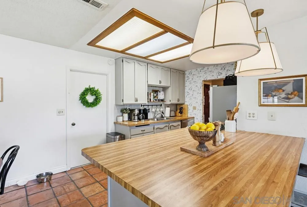 https://cdn.realtyfeed.com/cdn/127/260005907/8b30bb8e8250f6a21432e2d9b6e37dd8.webp