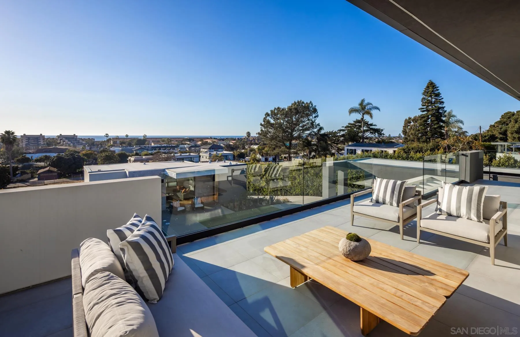 https://cdn.realtyfeed.com/cdn/127/260005915/6decf832b8e15d38d4cafb25bc1a6a7e.webp