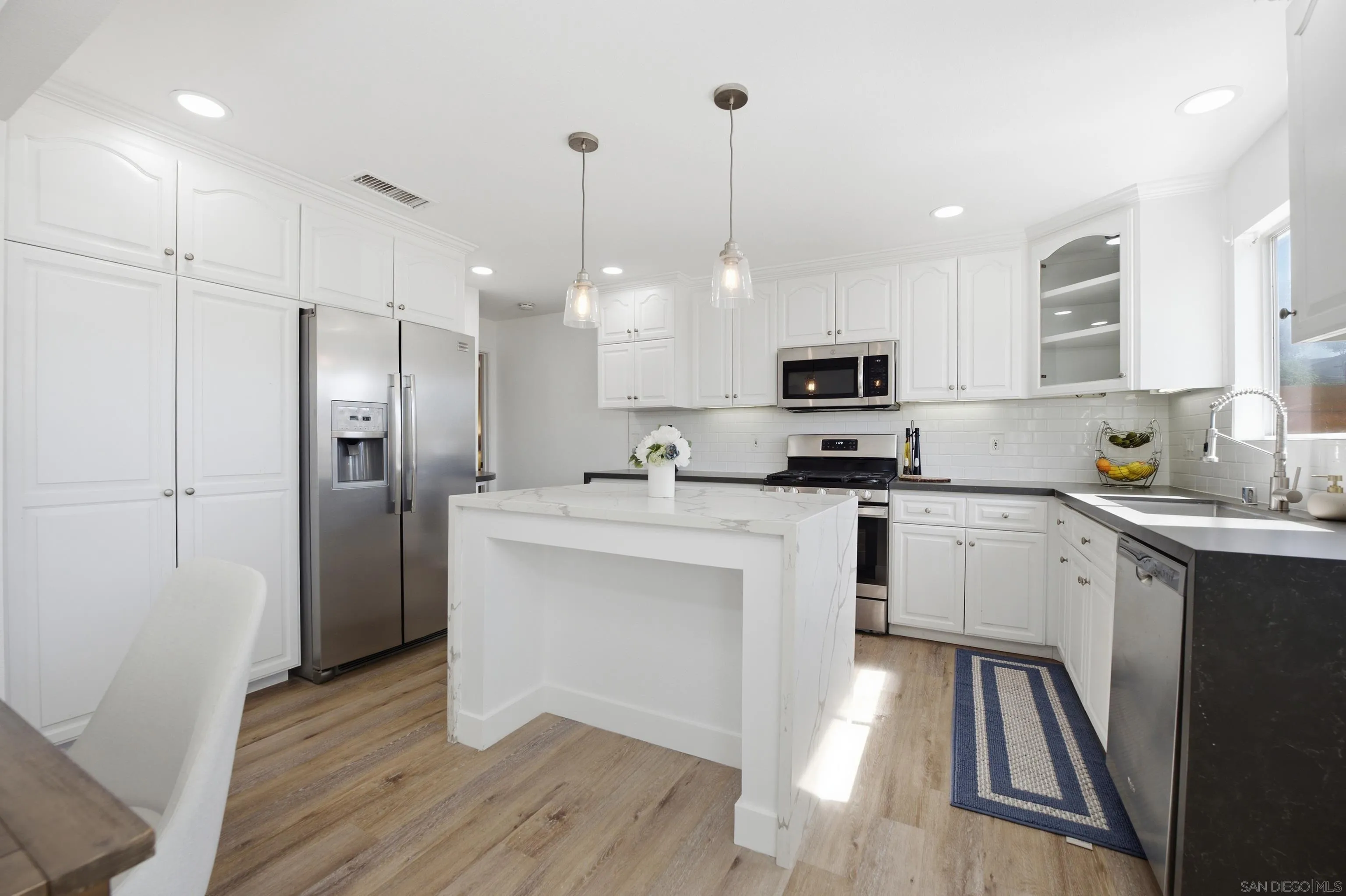https://cdn.realtyfeed.com/cdn/127/260005961/b1c70502aedb089a8bf10386cc1aed47.webp