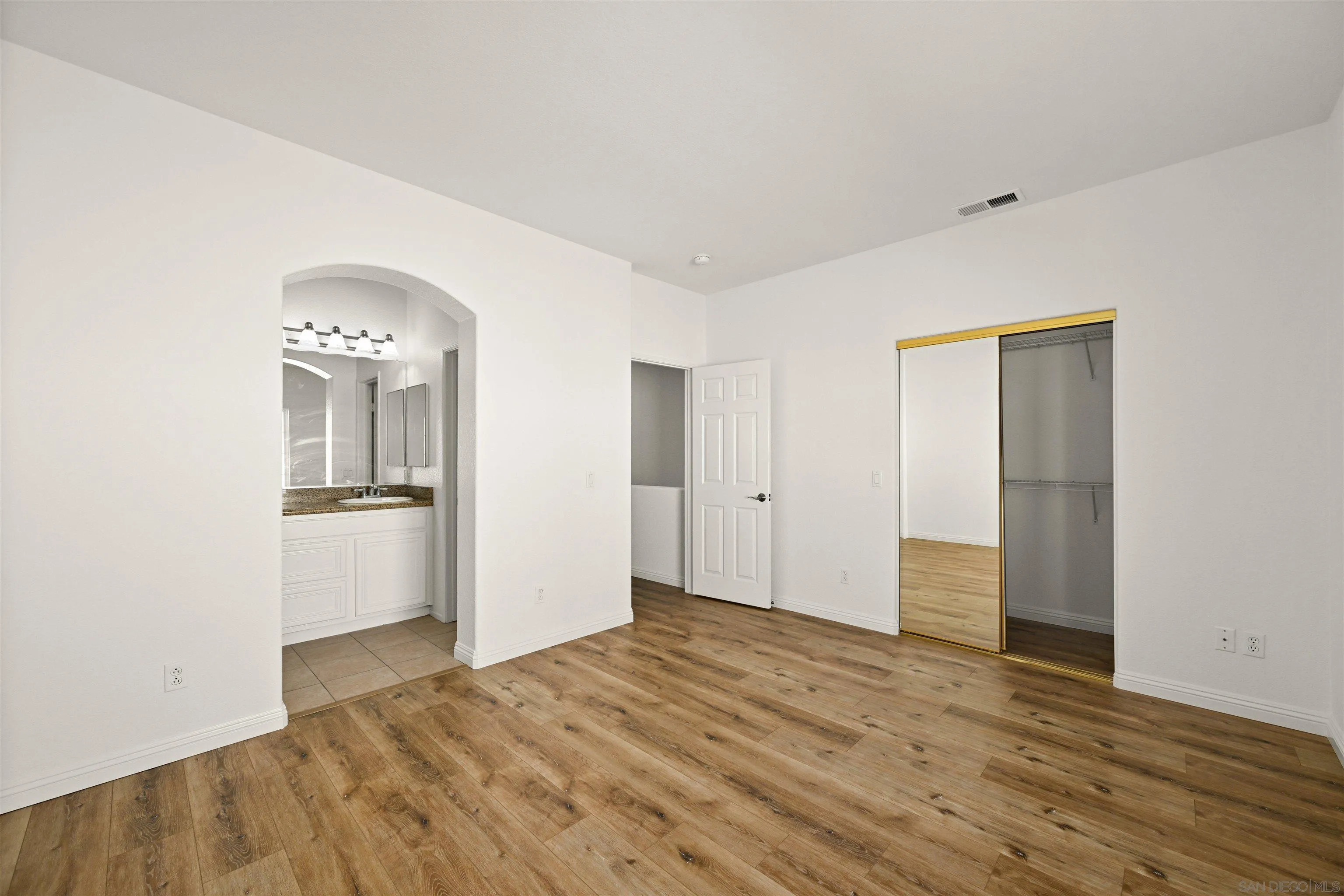 Photo #8: 260005986 Listing: Photo #8
