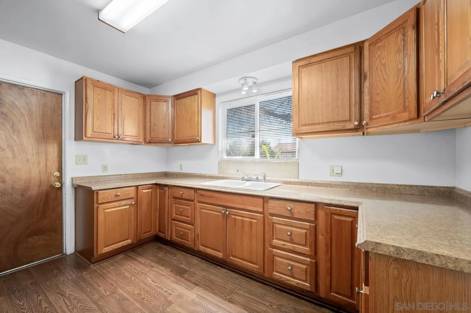 https://cdn.realtyfeed.com/cdn/127/260005994/15ecb0178163fbde73249643377a42d6.webp