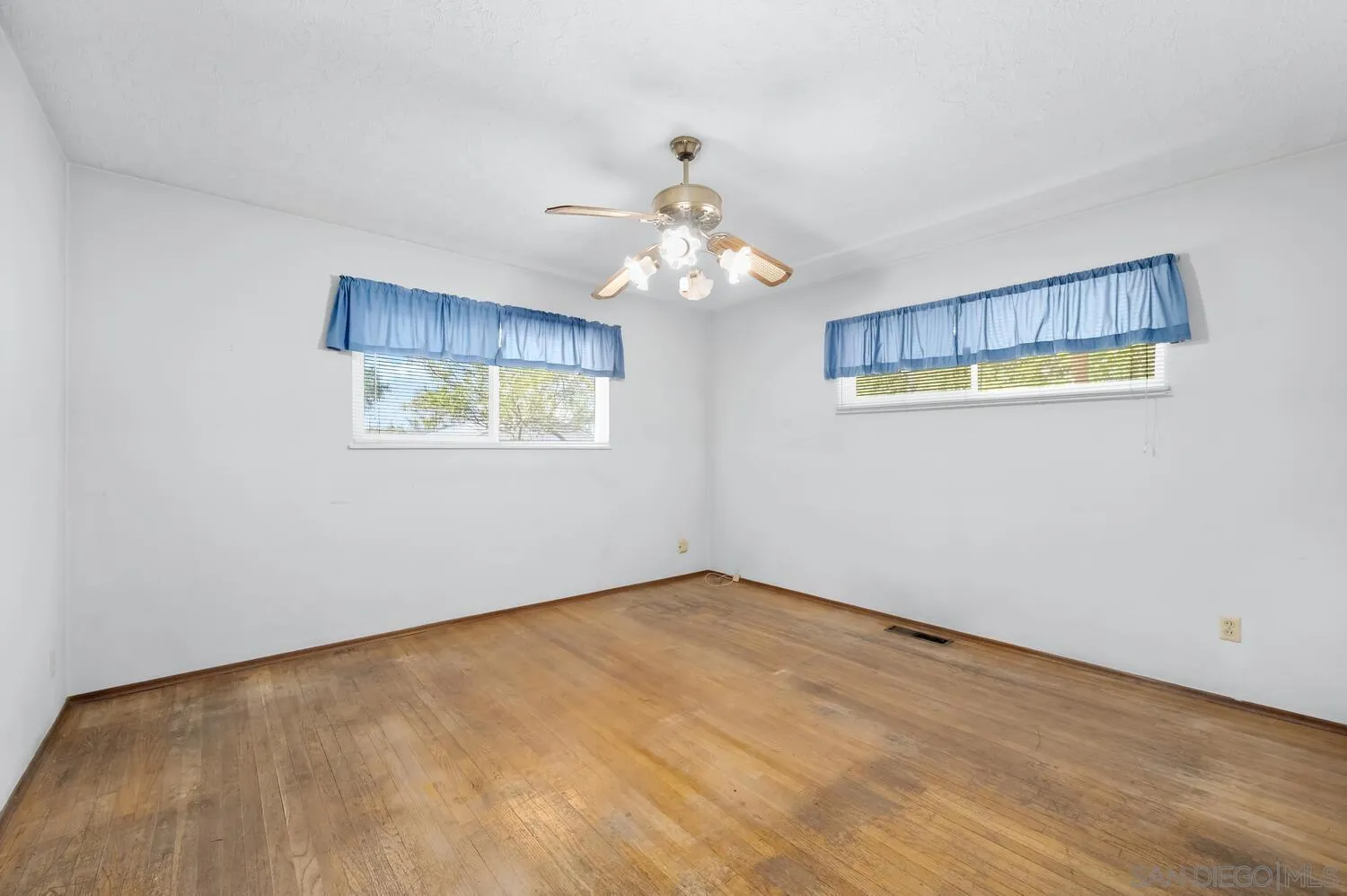 https://cdn.realtyfeed.com/cdn/127/260005994/3f5ca911a8881edffec2411e3108cca5.webp