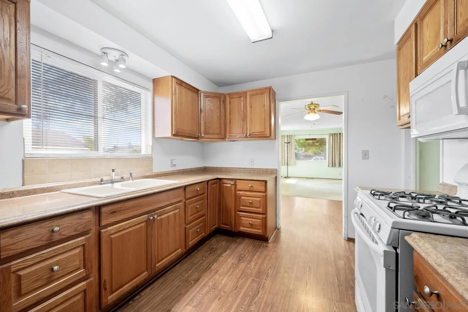 https://cdn.realtyfeed.com/cdn/127/260005994/e874801ca966cbf3723c53a99d349f6f.webp